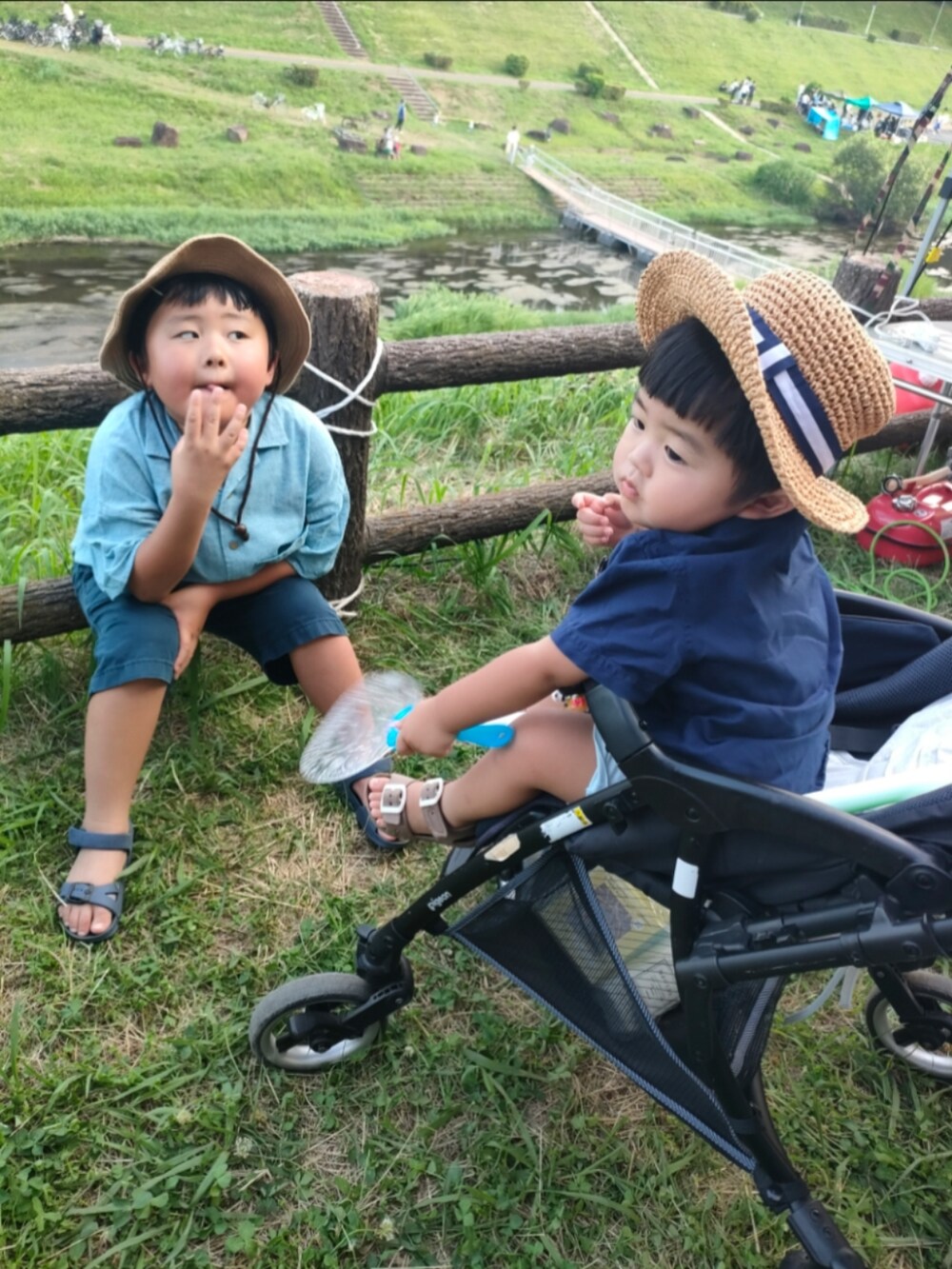 ブルー系のシャツ/ブラウス、ブルー系のパンツ、ブルー系のサンダルを着用したキッズの夏コーディネートの4枚目の写真