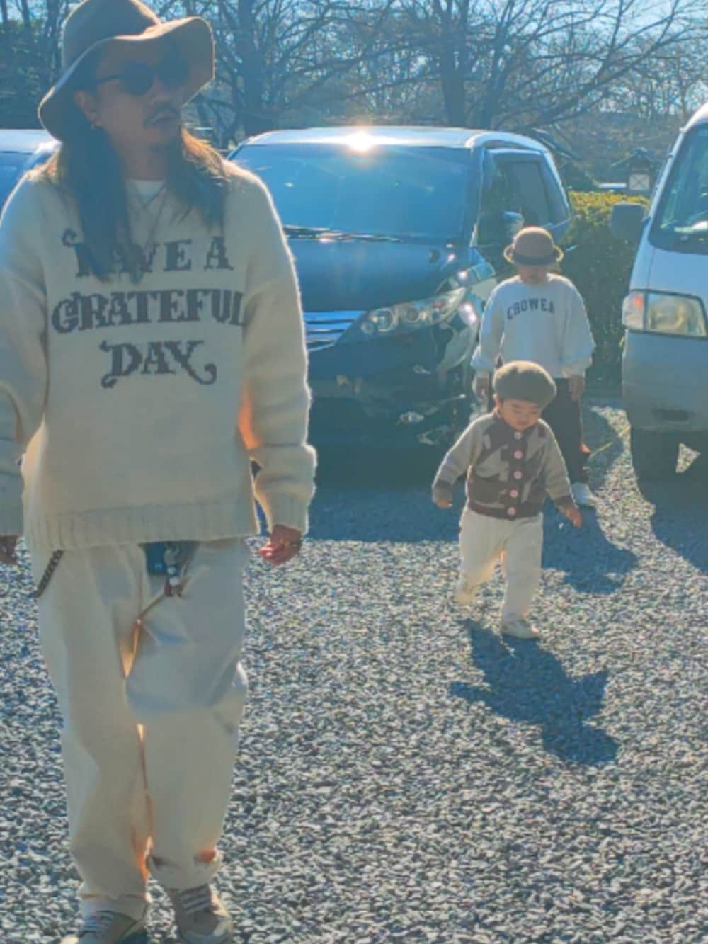 ブラウン系のカーディガン/ボレロ、ホワイト系のスニーカー、ブラウン系のセットアップを着用したキッズの冬コーディネートの3枚目の写真