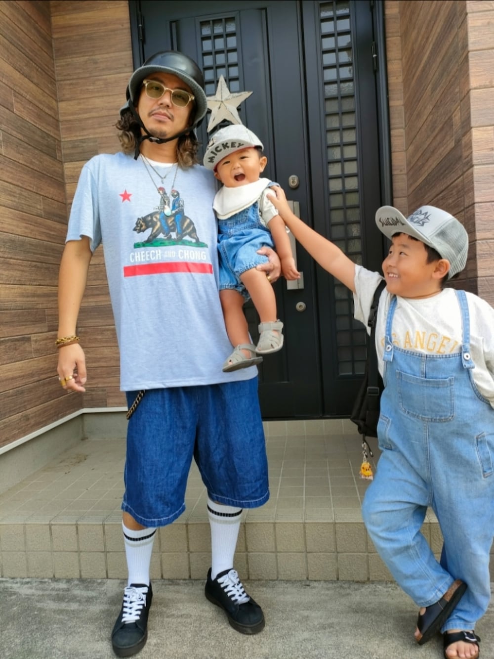 ブルー系のサロペット/オーバーオール、グレー系のTシャツ/カットソー、ブルー系のオールインワン・サロペットを着用したキッズの秋コーディネートの4枚目の写真