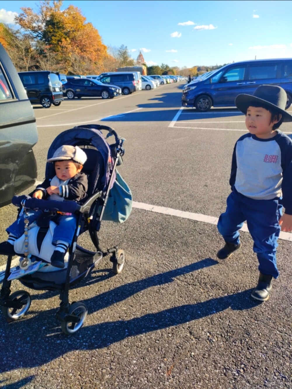 ブルー系のデニムパンツ、ブラック系のジャケット/アウター、ブルー系のジャケット/アウターを着用したキッズの冬コーディネートの4枚目の写真