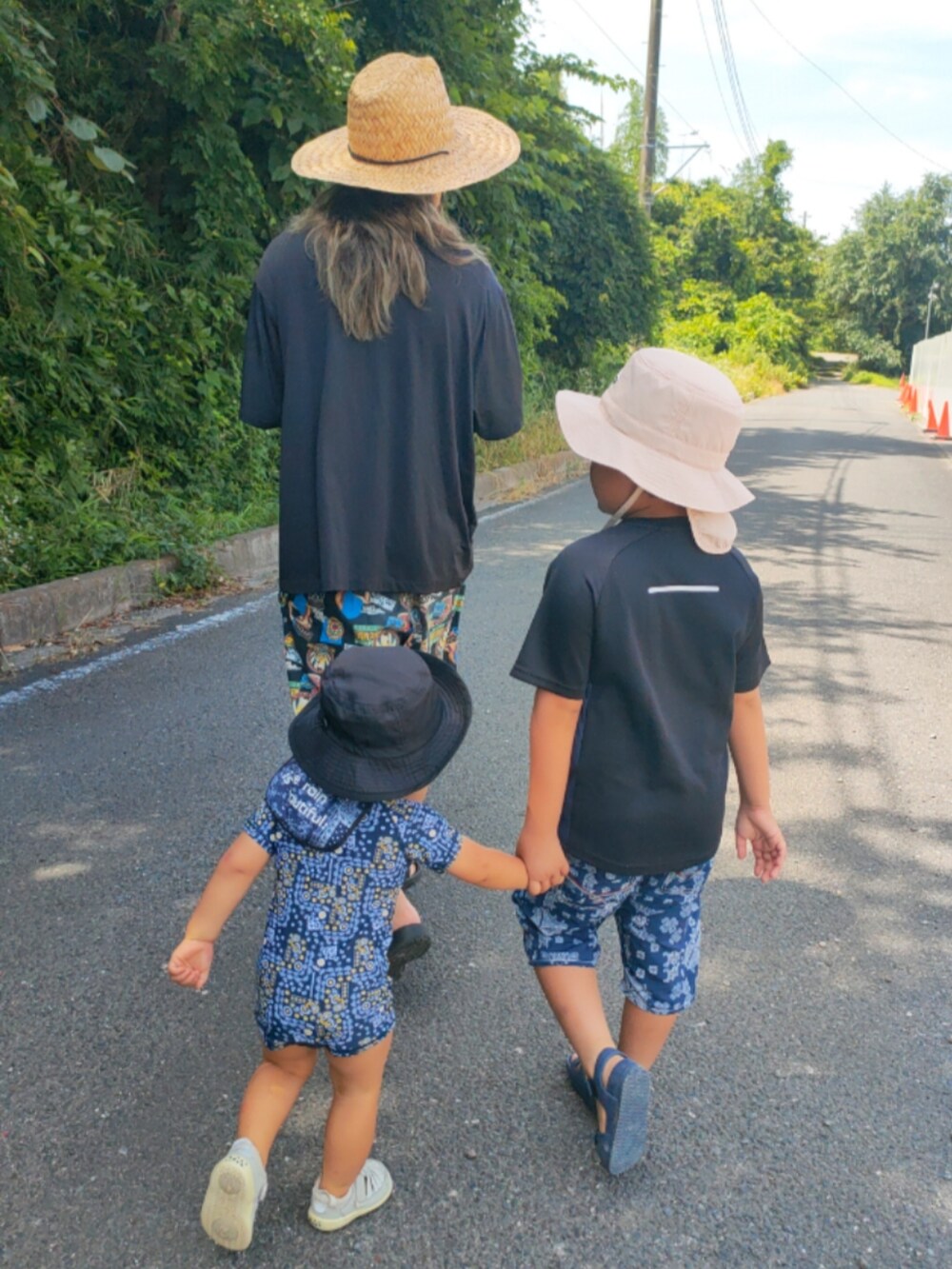 ブルー系のサンダル、グレー系のサンダル、ブルー系の水着を着用したキッズの夏コーディネートの2枚目の写真