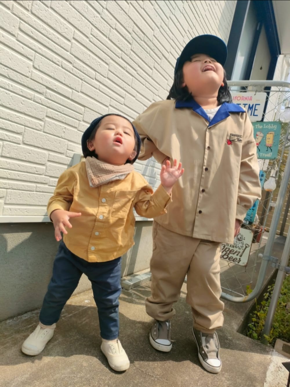 ベージュ系のシャツ/ブラウス、ブルー系のパンツ、ホワイト系のスニーカーを着用したキッズの春コーディネートの2枚目の写真