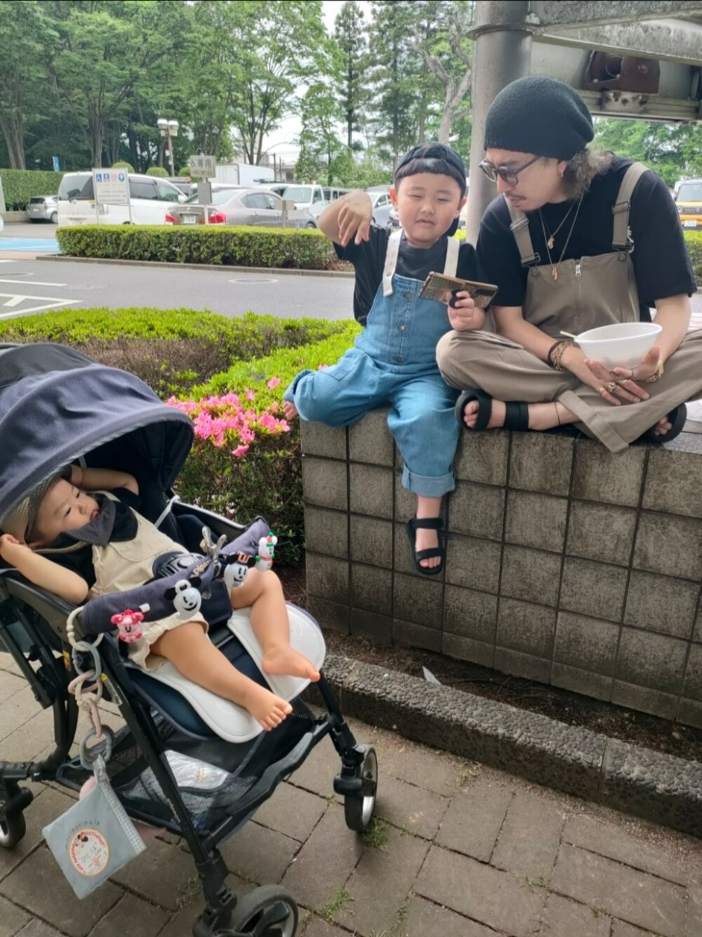 ブラック系のTシャツ/カットソー、ブラック系のサンダル、ブルー系のサロペット/オーバーオールを着用したキッズの春コーディネートの5枚目の写真