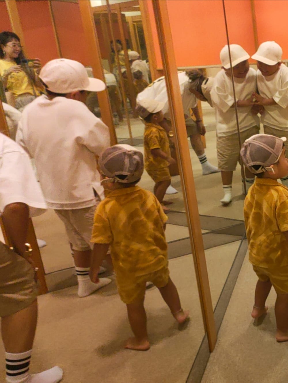 ホワイト系のTシャツ/カットソー、ブラック系のスニーカー、ベージュ系のパンツを着用したキッズの秋コーディネートの3枚目の写真