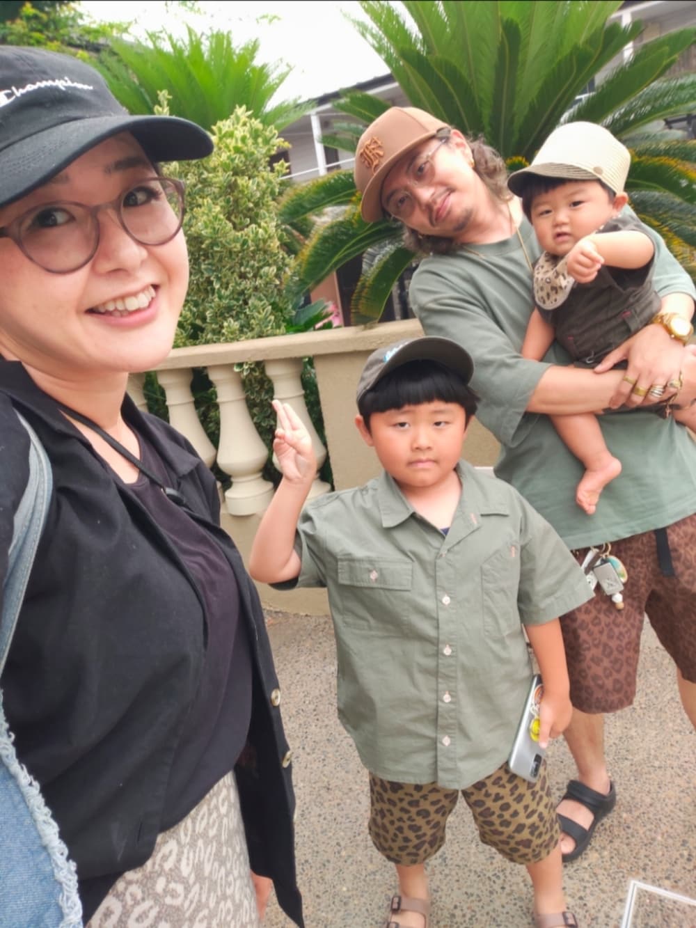 ベージュ系のパンツ、ブラウン系のサンダル、グリーン系のシャツ/ブラウスを着用したキッズの夏コーディネートの5枚目の写真