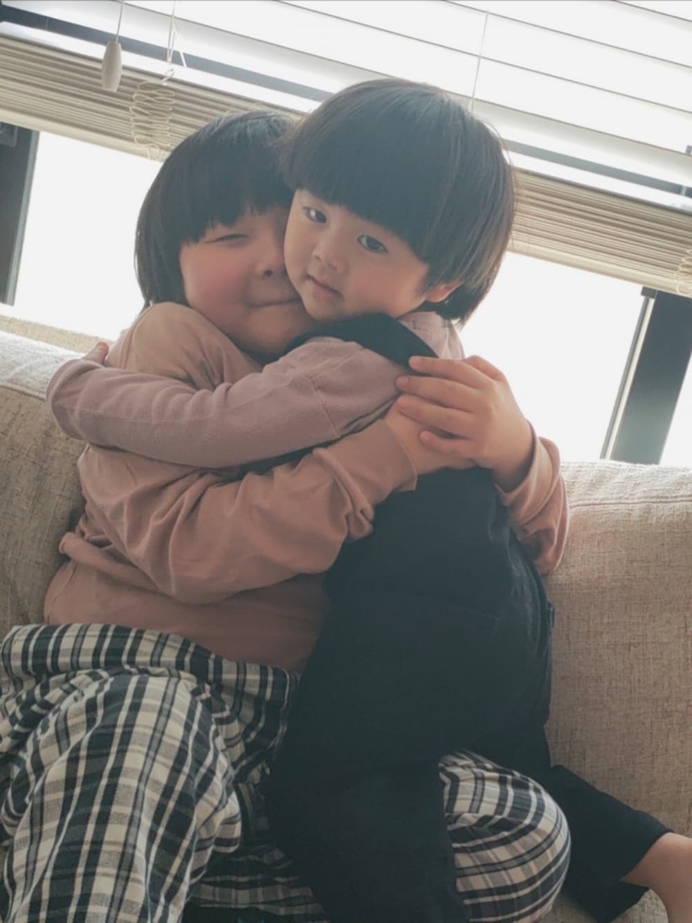 ピンク系のTシャツ/カットソー、ブラック系のその他パンツ、ピンク系のTシャツ/カットソーを着用したキッズの春コーディネートの2枚目の写真