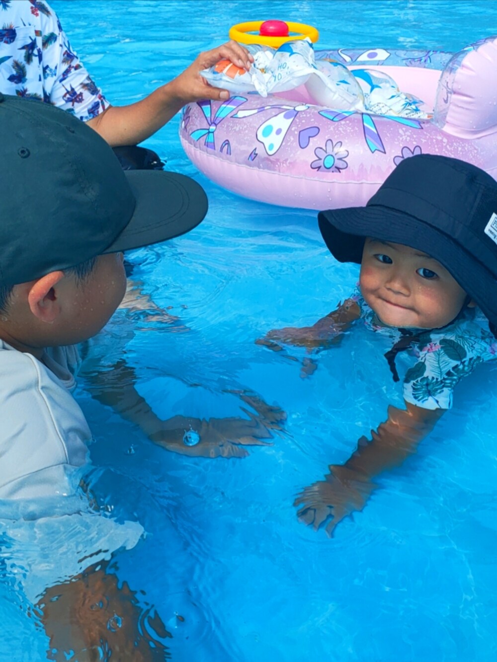 グレー系のTシャツ/カットソー、ブラック系のハット、ホワイト系のスイムグッズを着用したキッズの秋コーディネートの5枚目の写真