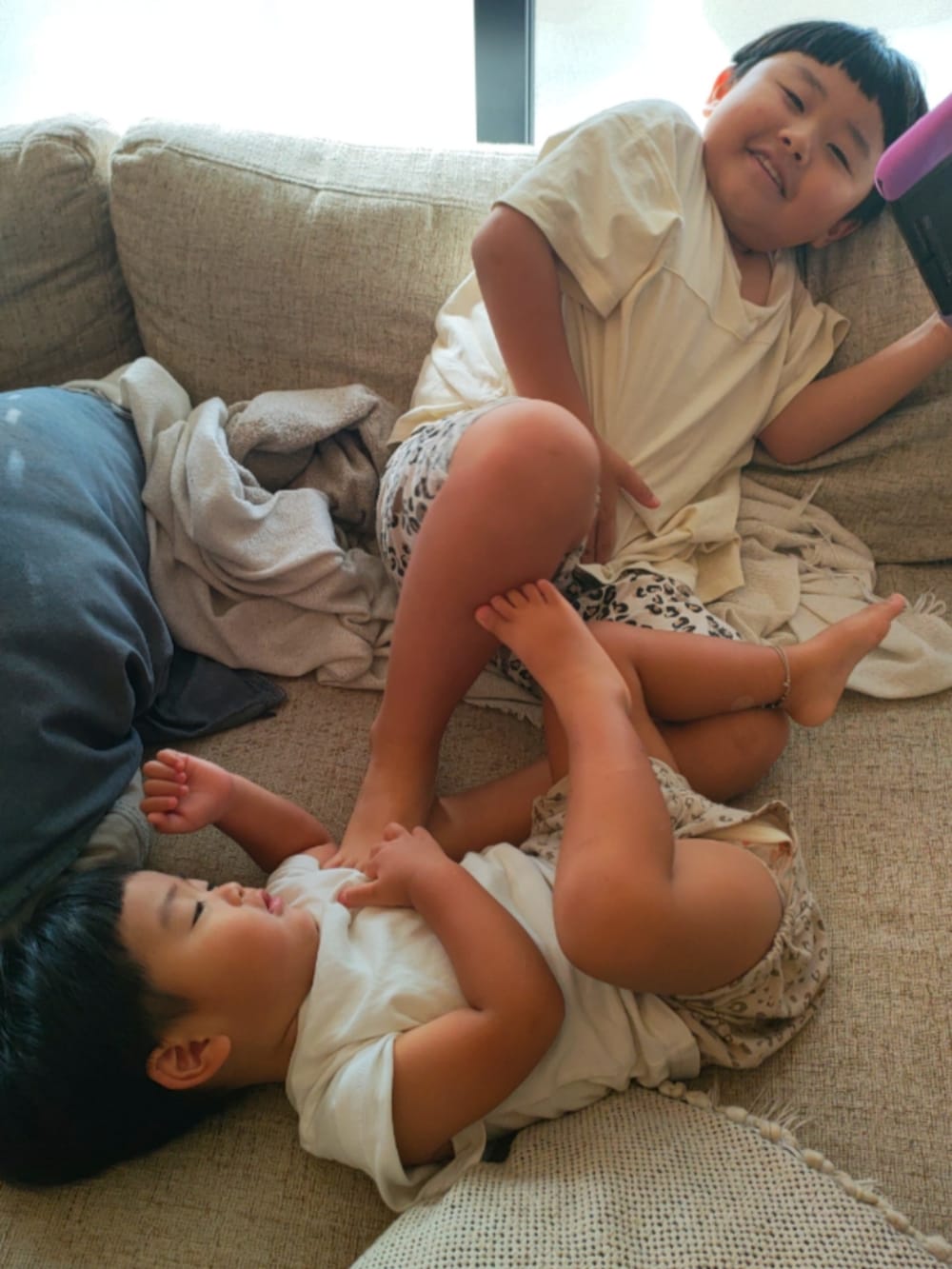 ホワイト系のTシャツ/カットソー、ホワイト系のパンツ、ホワイト系のTシャツ/カットソーを着用したキッズの秋コーディネートの2枚目の写真