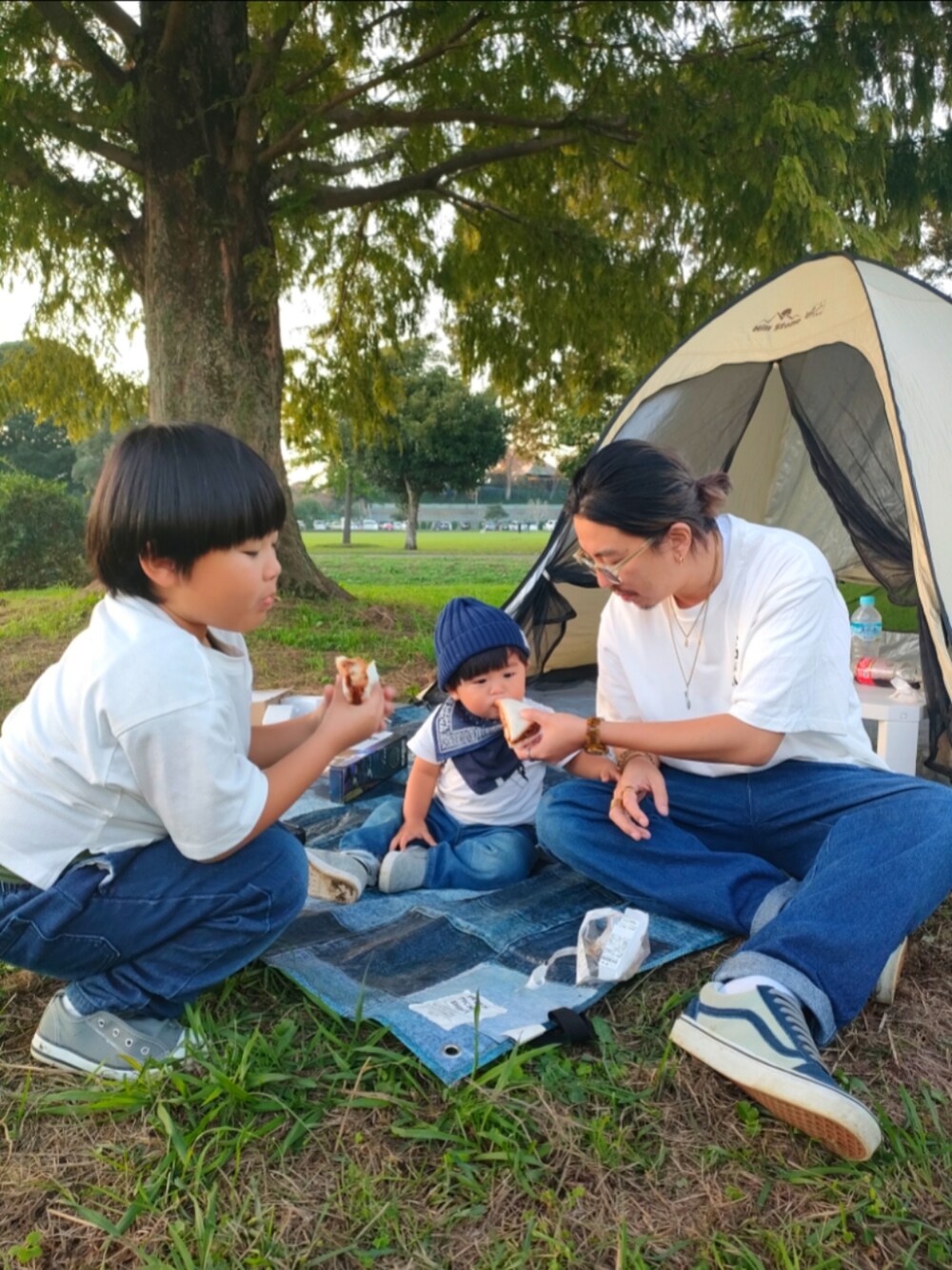 ホワイト系のTシャツ/カットソー、ブルー系のデニムパンツ、グレー系のスニーカーを着用したキッズの秋コーディネートの4枚目の写真