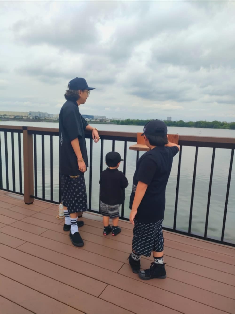 ブラック系のスニーカー、ブラック系のシャツ/ブラウス、ブラック系のスニーカーを着用したキッズの夏コーディネートの3枚目の写真