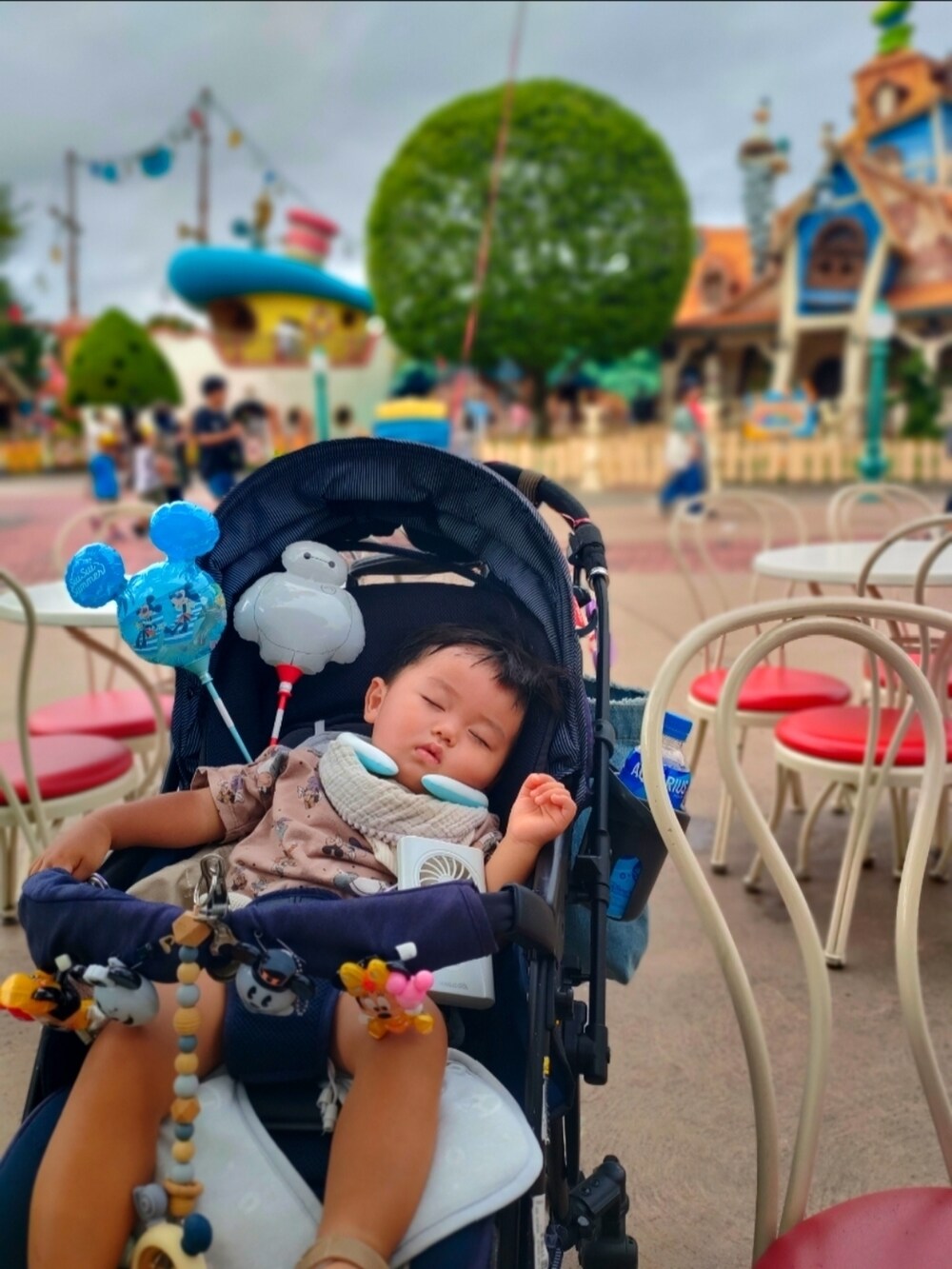 ブラウン系のシャツ/ブラウス、ベージュ系のパンツ、ブラウン系のサンダルを着用したキッズの秋コーディネートの3枚目の写真