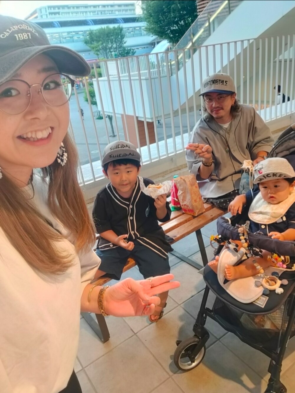 ブラック系のシャツ/ブラウス、ブルー系のパンツ、ブルー系のシャツ/ブラウスを着用したキッズの夏コーディネートの5枚目の写真