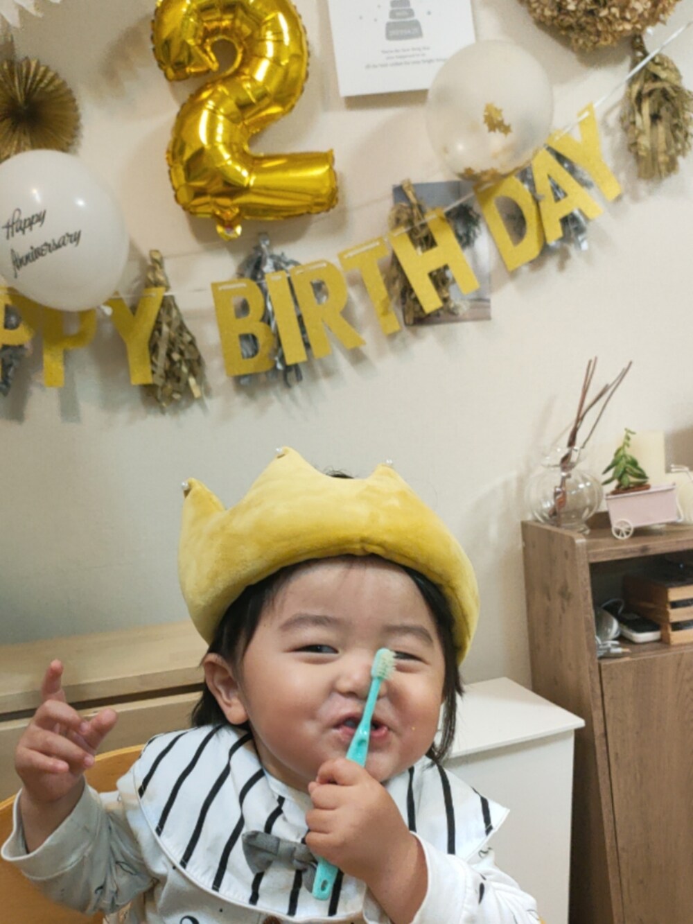 イエロー系のママ＆ベビー、ホワイト系のスタイ/よだれかけ、ホワイト系のコスチューム/パーティーグッズを着用したキッズの春コーディネートの3枚目の写真