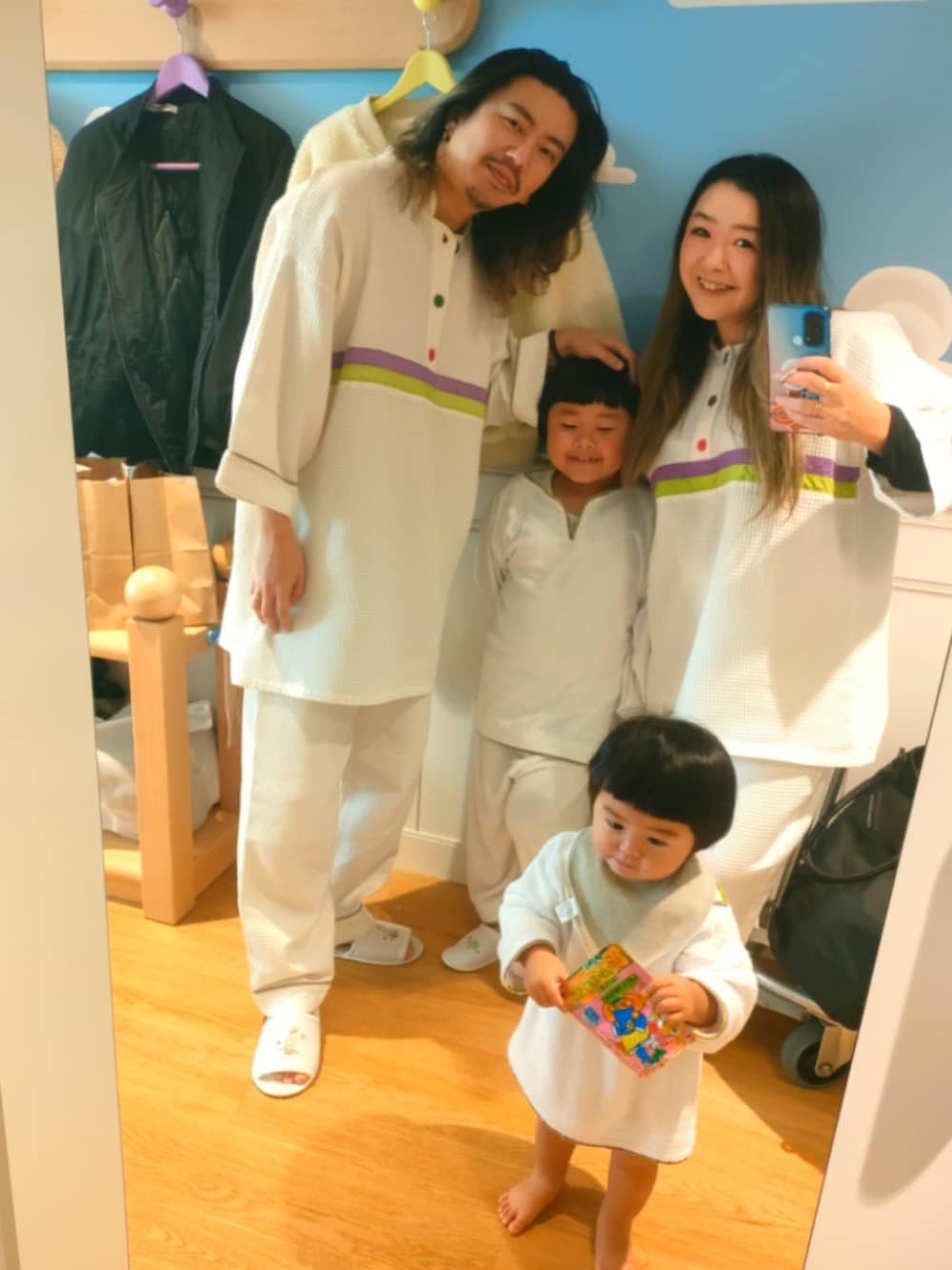 ホワイト系のパーカー、グレー系のスウェット、グレー系のTシャツ/カットソーを着用したキッズの冬コーディネートの5枚目の写真