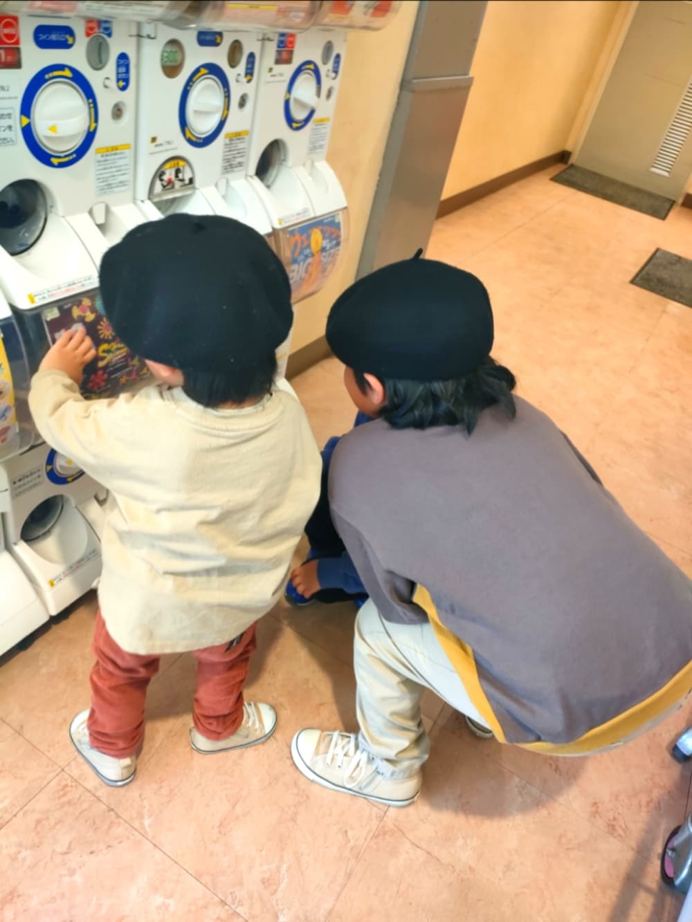 ブラウン系のスウェット、ベージュ系のパンツ、ベージュ系のスニーカーを着用したキッズの春コーディネートの5枚目の写真