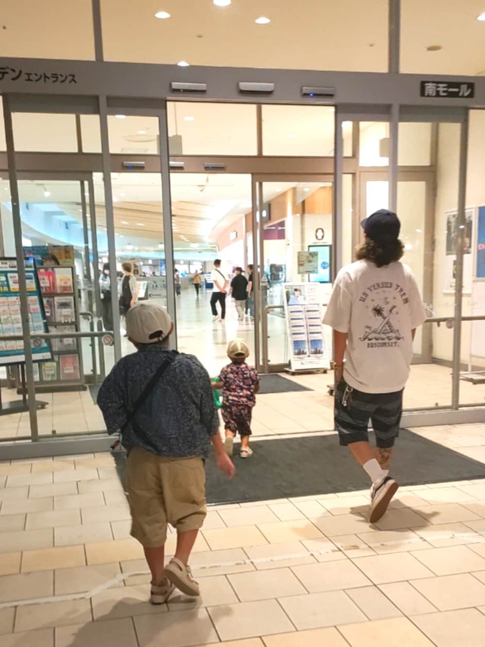 ブルー系のシャツ/ブラウス、ベージュ系のパンツ、ホワイト系のサンダルを着用したキッズの秋コーディネートの5枚目の写真