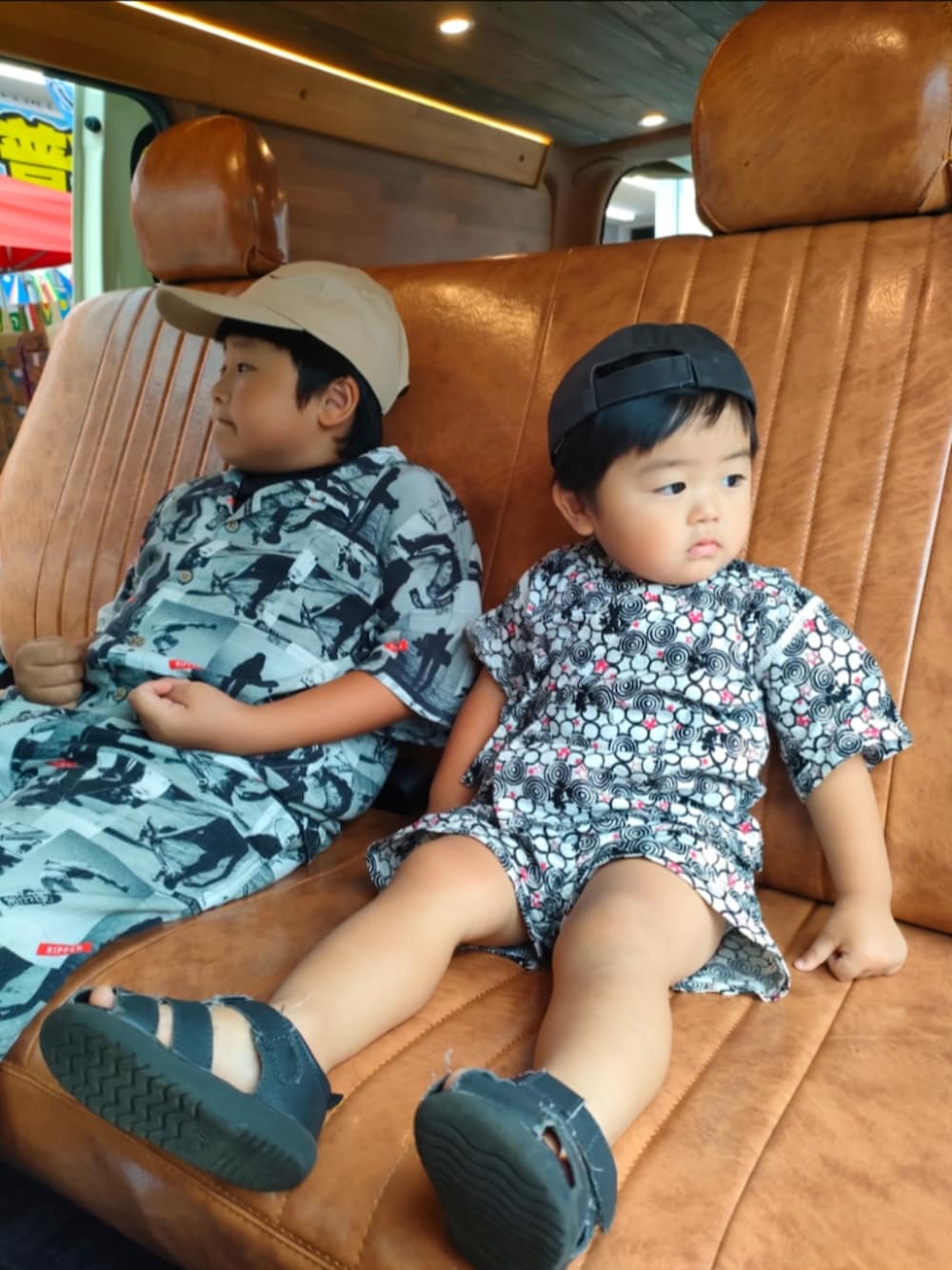 ブラック系のサンダル、グレー系のセットアップ、グレー系のキャップを着用したキッズの夏コーディネートの5枚目の写真