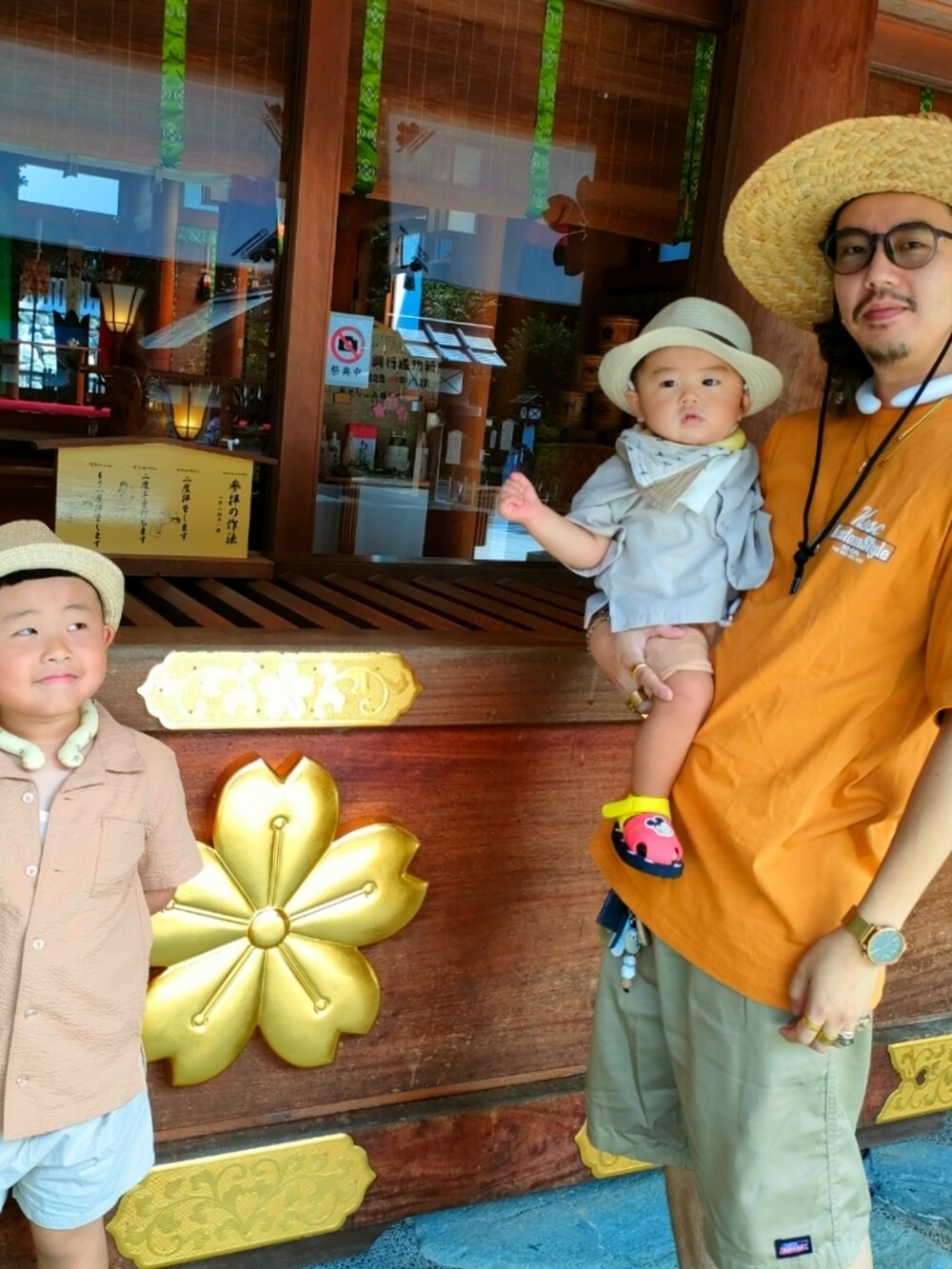 ブラウン系のサンダル、ブラウン系のシャツ/ブラウス、ベージュ系のパンツを着用したキッズの夏コーディネートの2枚目の写真