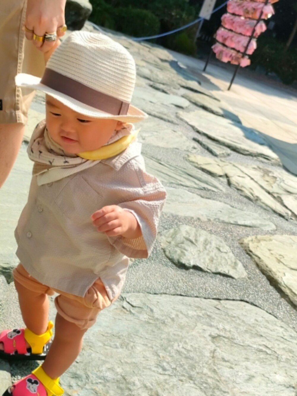 ブラウン系のサンダル、ブラウン系のシャツ/ブラウス、ベージュ系のパンツを着用したキッズの夏コーディネートの4枚目の写真