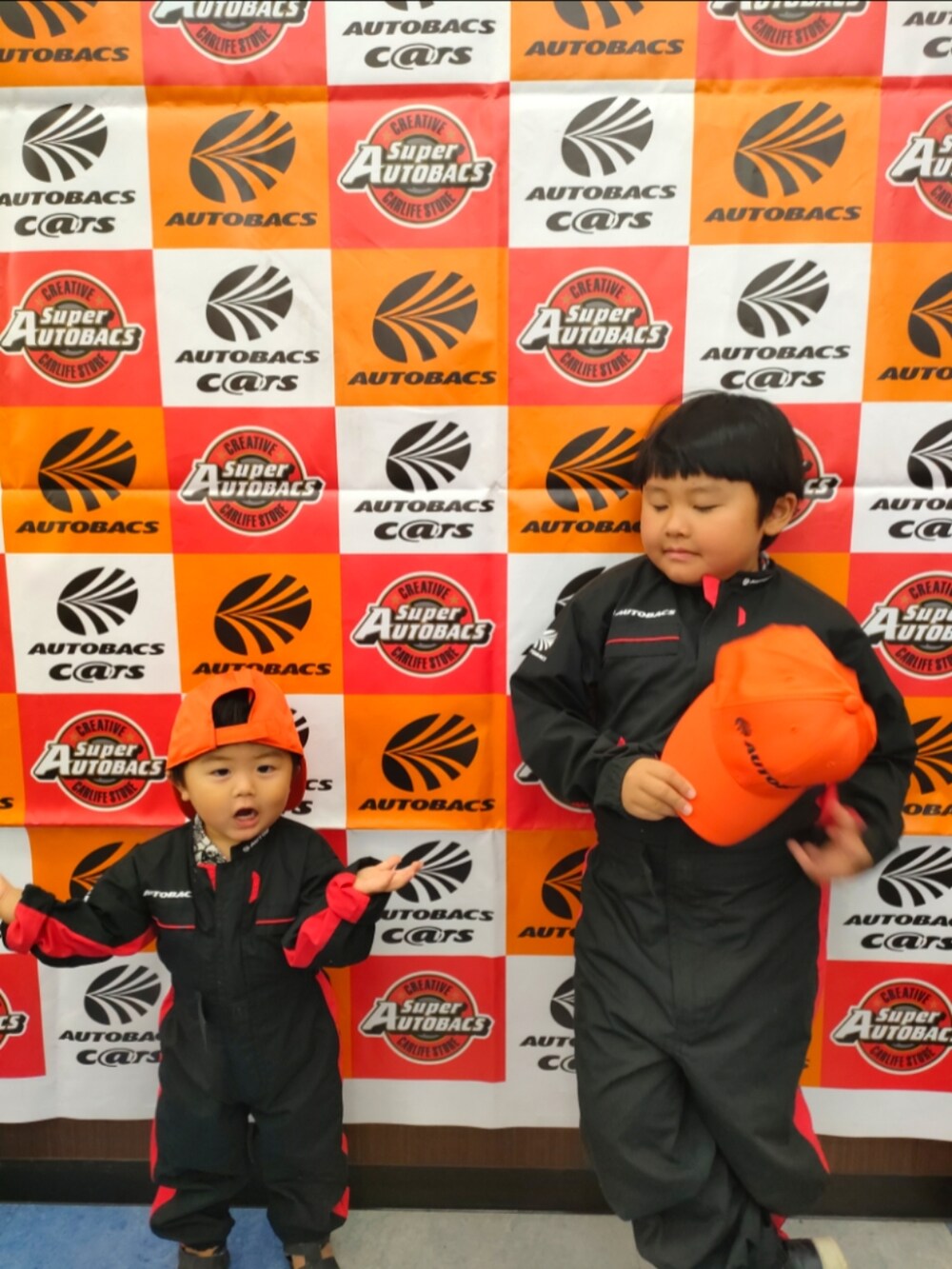 「キッズファッション、男の子コーデ、むすこーで、小学生、2歳、5歳差兄弟、お仕事体験、オートバックス、つなぎ、つなぎスタイル」｜「H&Mのアイテム（サンダル、ブラック系）」を使った、chilltohaさん（キッズ・110cm）の夏コーディネートの3枚目の写真