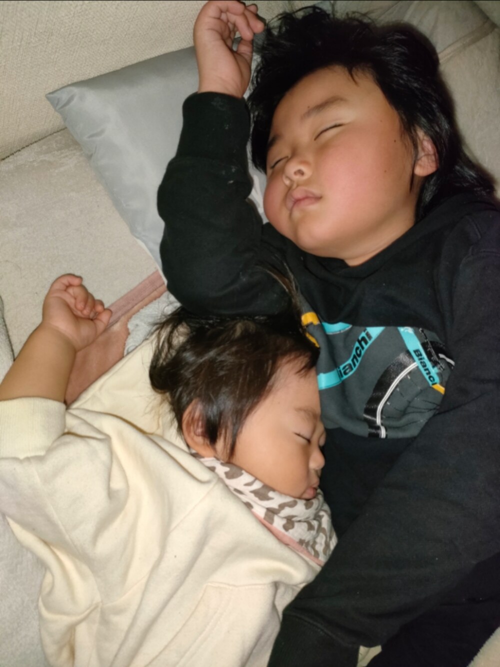 ブラック系のパンツ、ベージュ系のブーツ、ブラック系のパーカーを着用したキッズの冬コーディネートの4枚目の写真