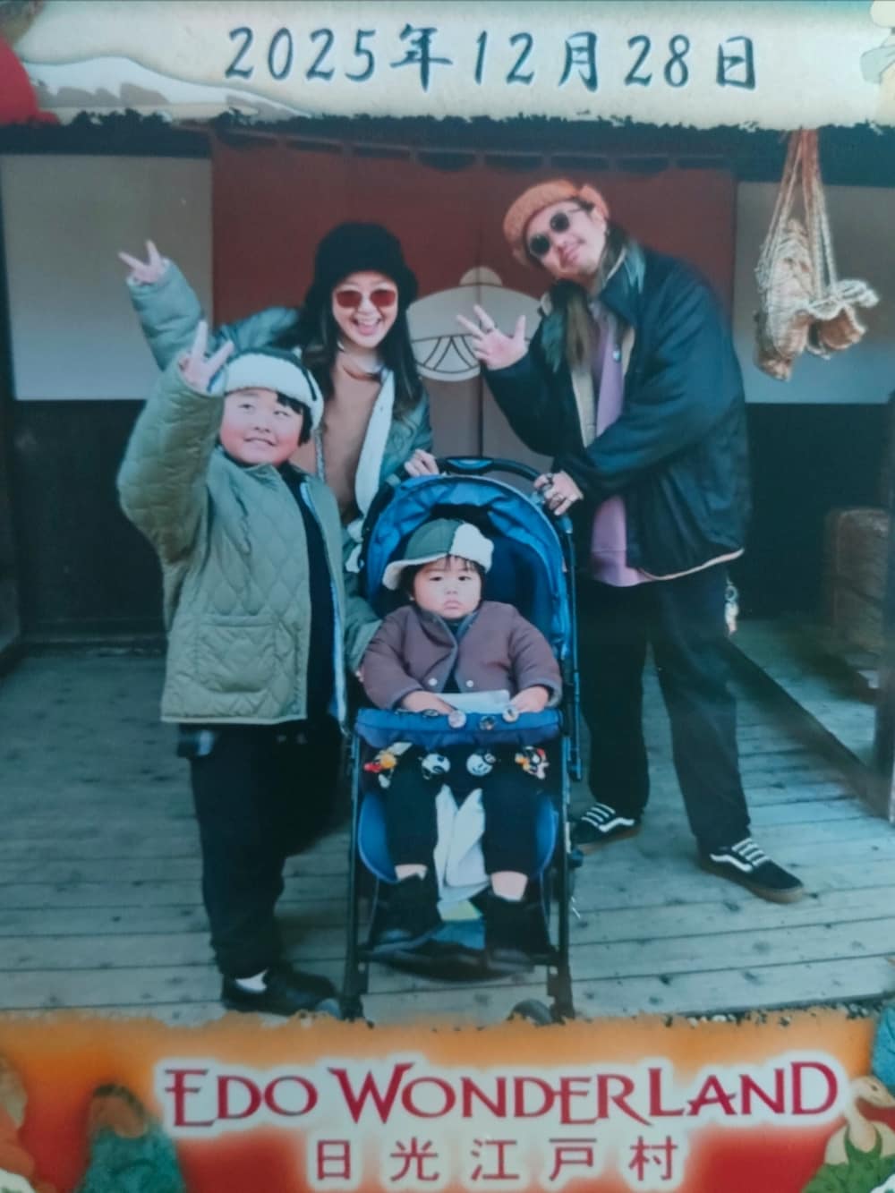 ブラック系のシャツ/ブラウス、ブラック系のパンツ、ブラック系のローファーを着用したキッズの冬コーディネートの5枚目の写真