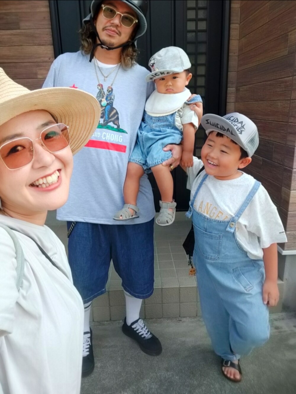 ブルー系のサロペット/オーバーオール、グレー系のTシャツ/カットソー、ブルー系のオールインワン・サロペットを着用したキッズの秋コーディネートの5枚目の写真