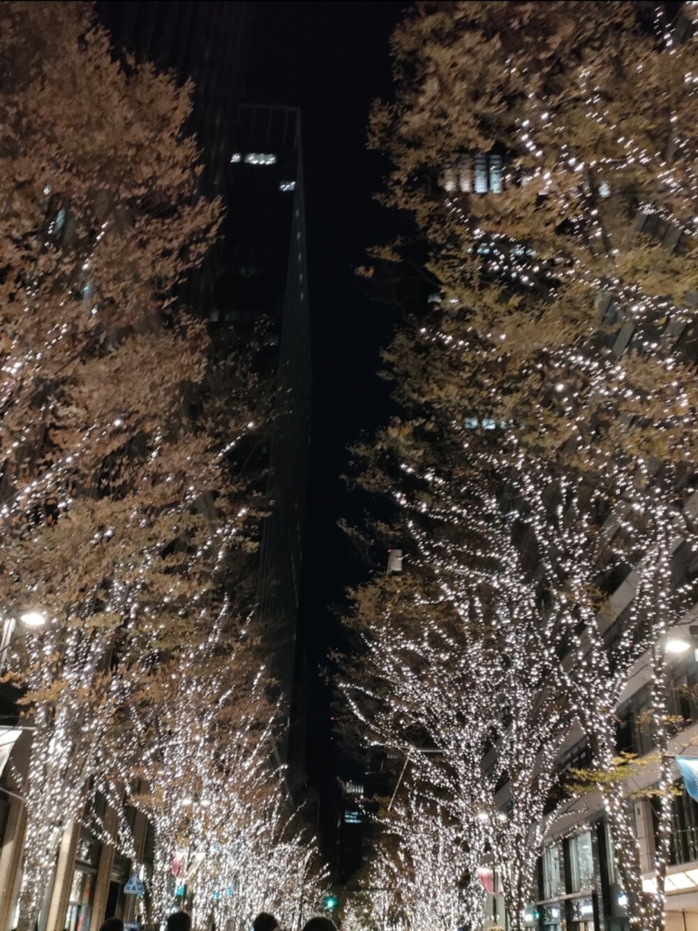 ブラック系のパーカー、ブラック系のブルゾン、ブラック系のシャツ/ブラウスを着用したキッズの冬コーディネートの5枚目の写真