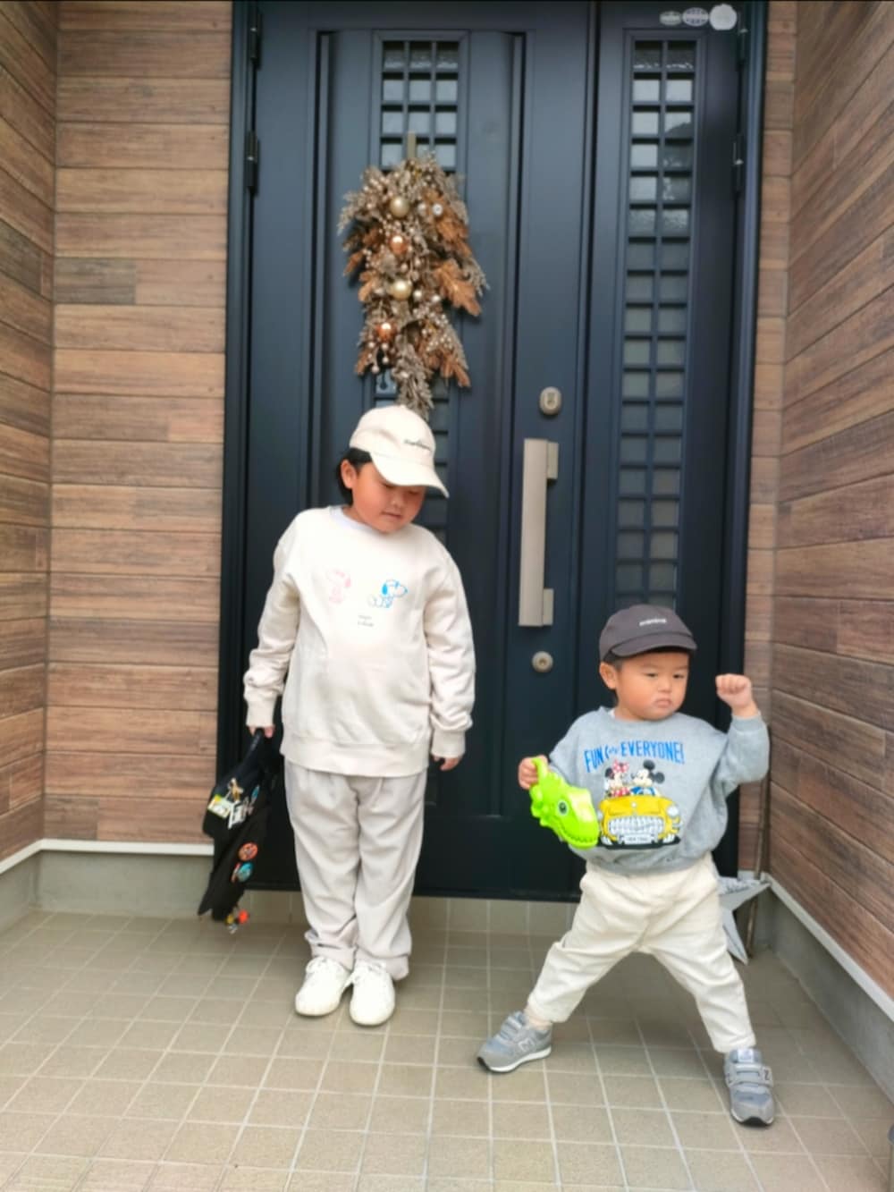 グレー系のスニーカー、ベージュ系のその他パンツ、ホワイト系のスニーカーを着用したキッズの冬コーディネートの3枚目の写真