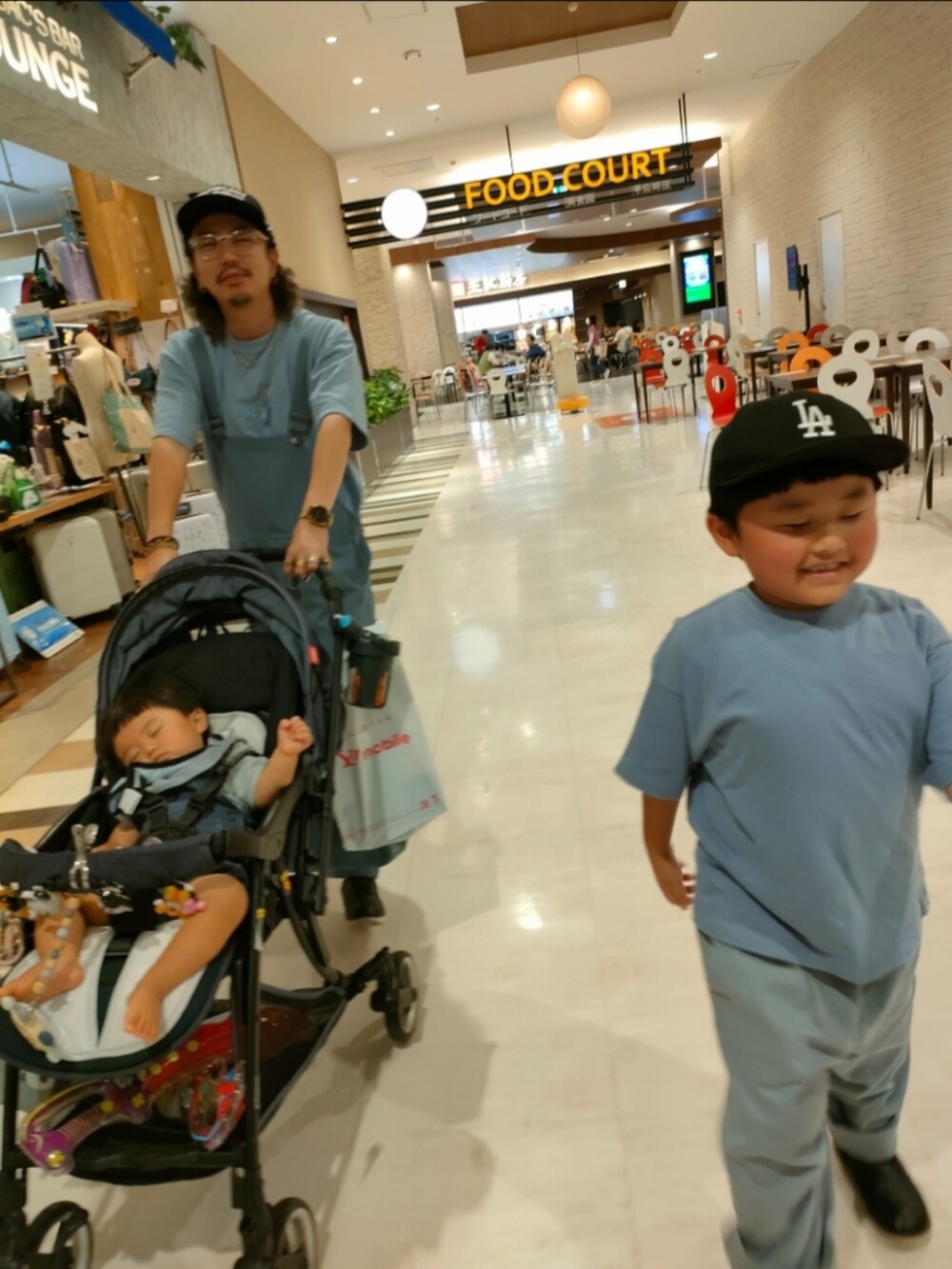 ブラック系のブーツ、ブルー系のTシャツ/カットソー、ブルー系のパンツを着用したキッズの夏コーディネートの2枚目の写真