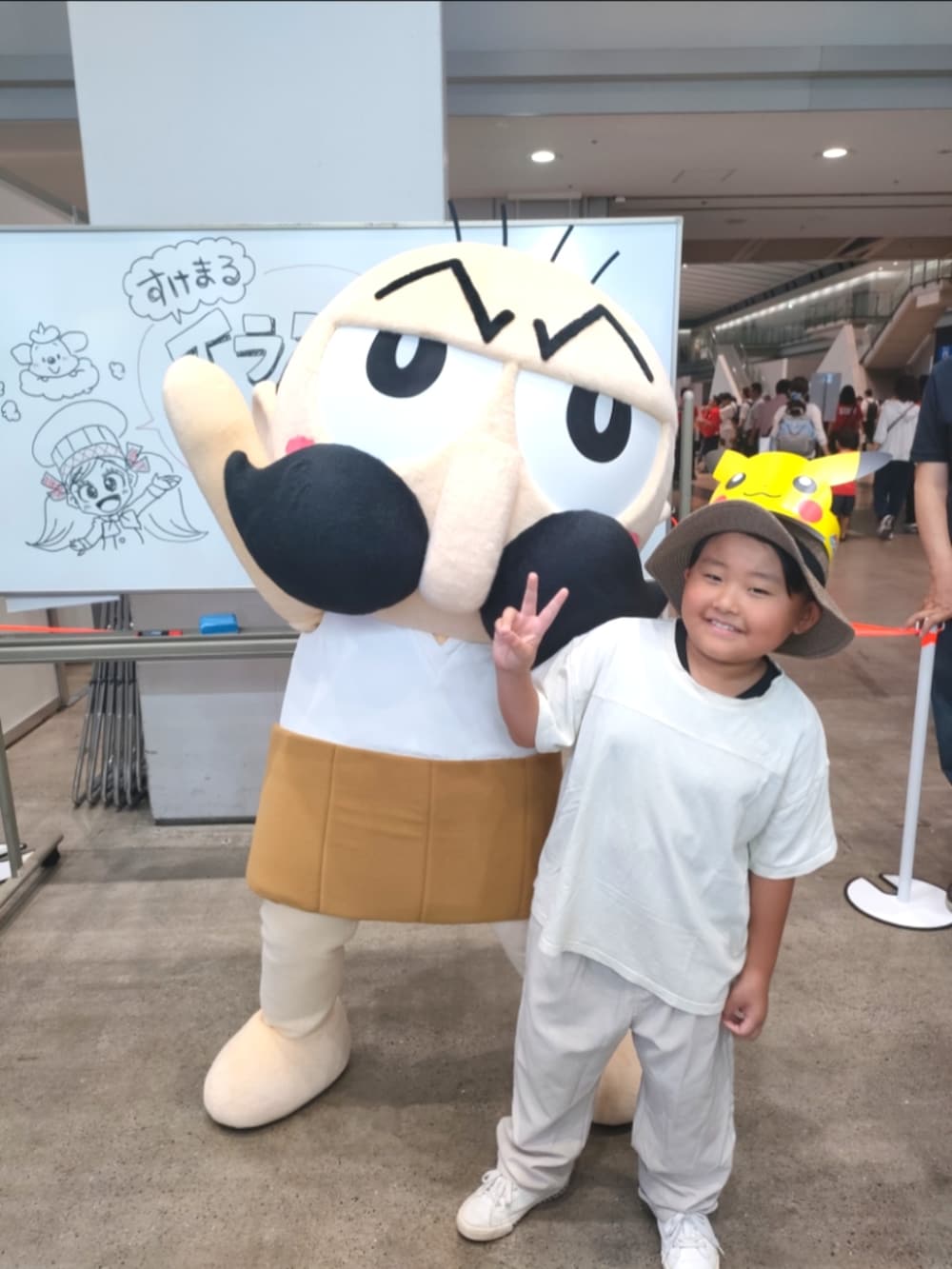 ホワイト系のTシャツ/カットソー、ベージュ系のその他パンツ、ベージュ系のセットアップを着用したキッズの秋コーディネートの3枚目の写真