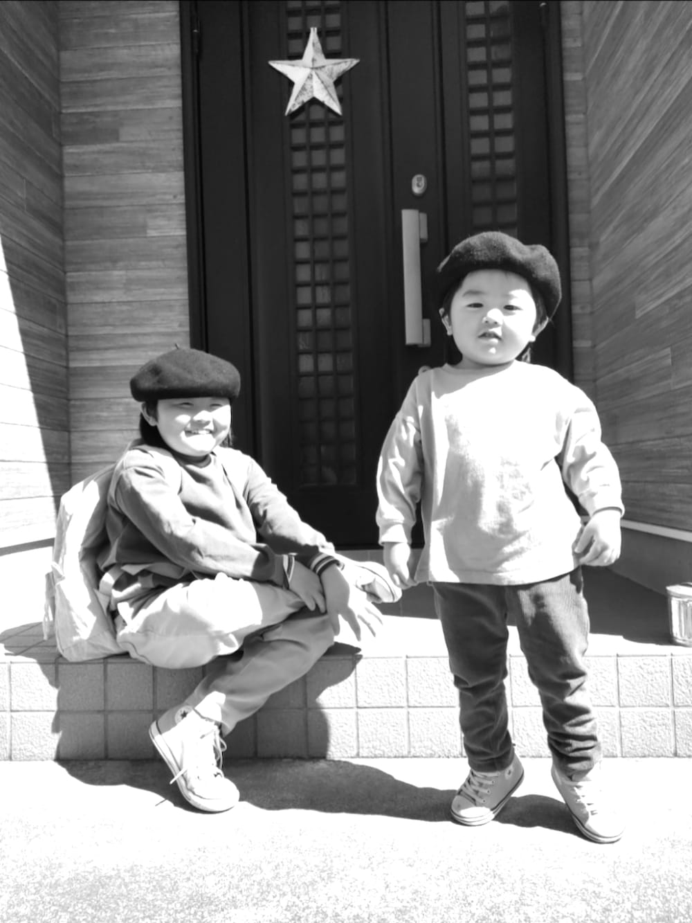 ブラウン系のスウェット、ベージュ系のパンツ、ベージュ系のスニーカーを着用したキッズの春コーディネートの4枚目の写真