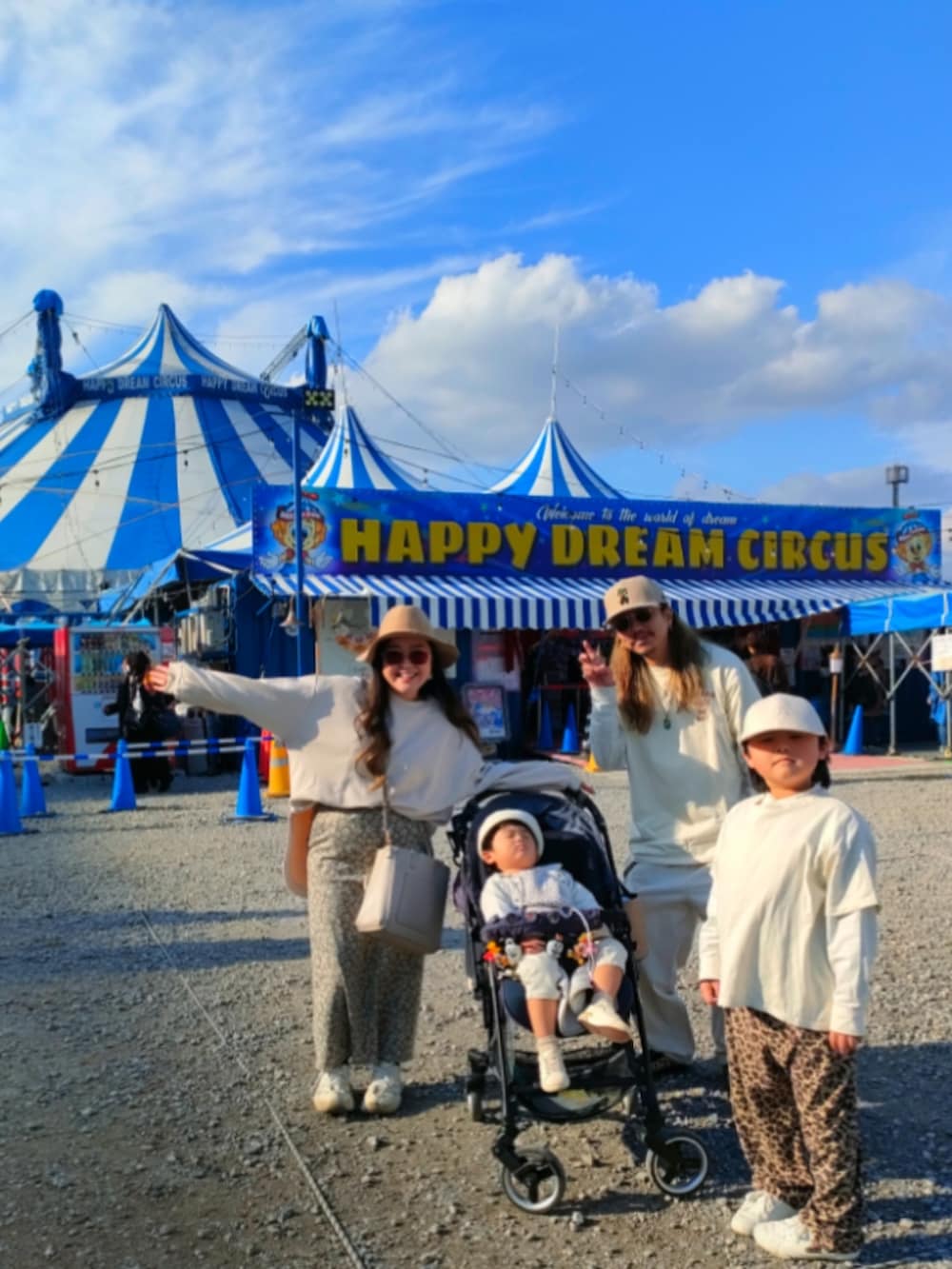 ホワイト系のTシャツ/カットソー、ベージュ系のシャツ/ブラウス、ベージュ系のその他パンツを着用したキッズの冬コーディネートの2枚目の写真