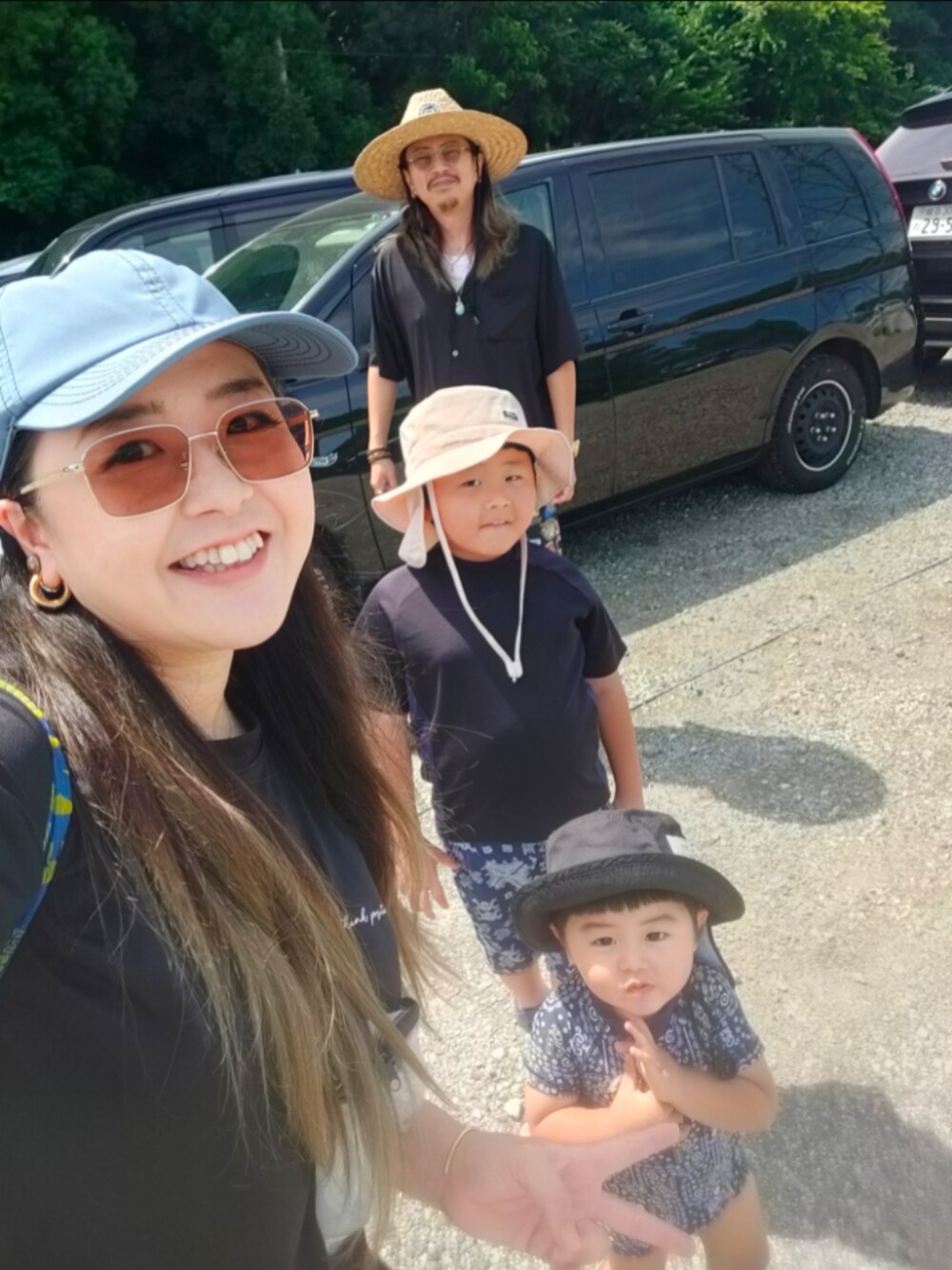 ブルー系のサンダル、グレー系のサンダル、ブルー系の水着を着用したキッズの夏コーディネートの5枚目の写真