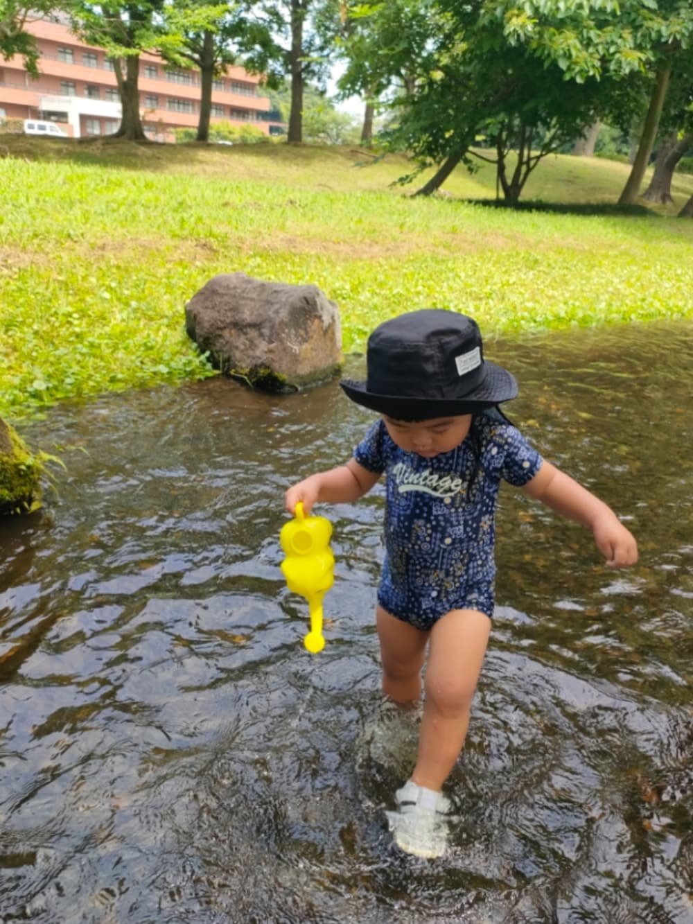 ブルー系のサンダル、グレー系のサンダル、ブルー系の水着を着用したキッズの夏コーディネートの4枚目の写真