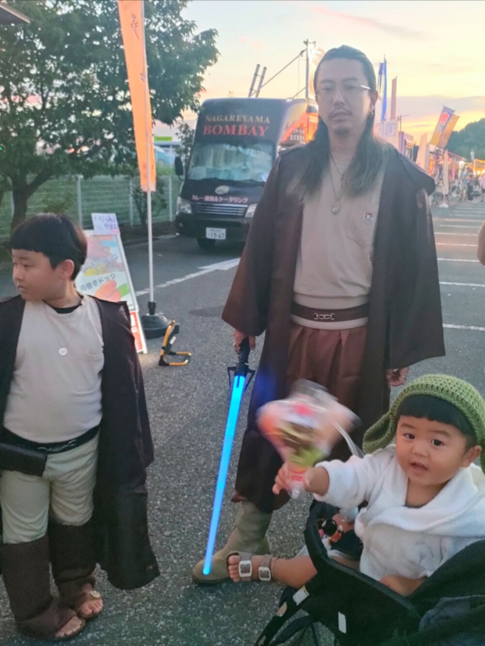 ブラウン系のパンツ、ブラウン系のサンダル、ブラウン系のママ＆ベビーを着用したキッズの秋コーディネートの4枚目の写真