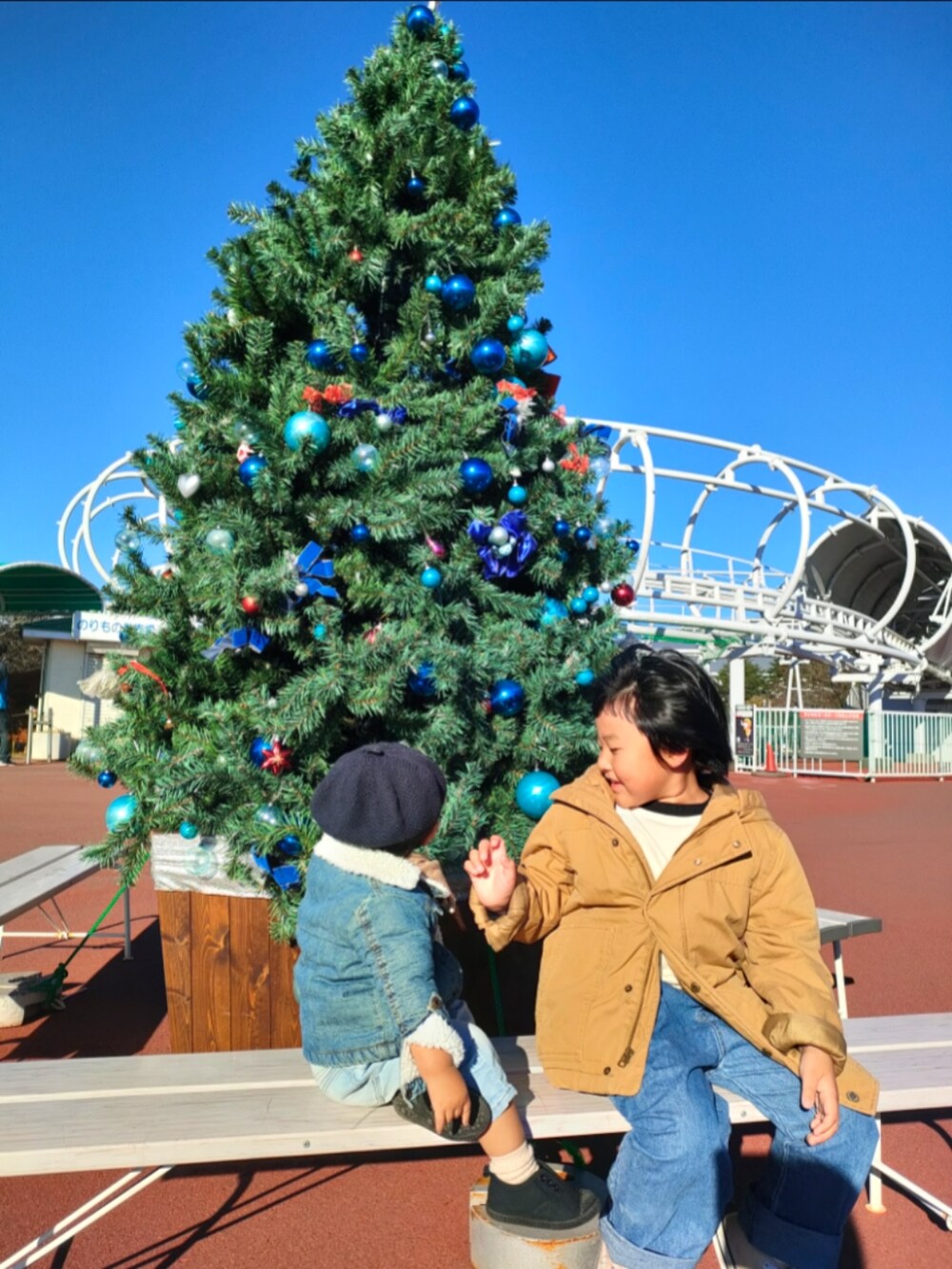 ベージュ系のジャケット/アウター、ブルー系のデニムパンツ、ホワイト系のスウェットを着用したキッズの冬コーディネートの2枚目の写真