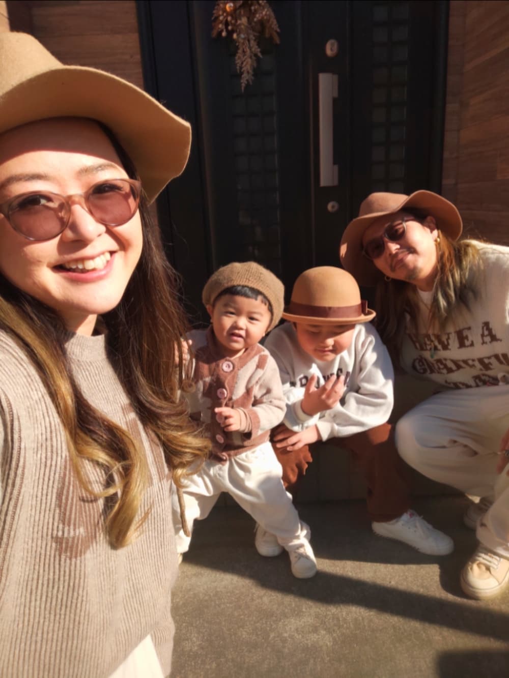 ブラウン系のカーディガン/ボレロ、ホワイト系のスニーカー、ブラウン系のセットアップを着用したキッズの冬コーディネートの5枚目の写真