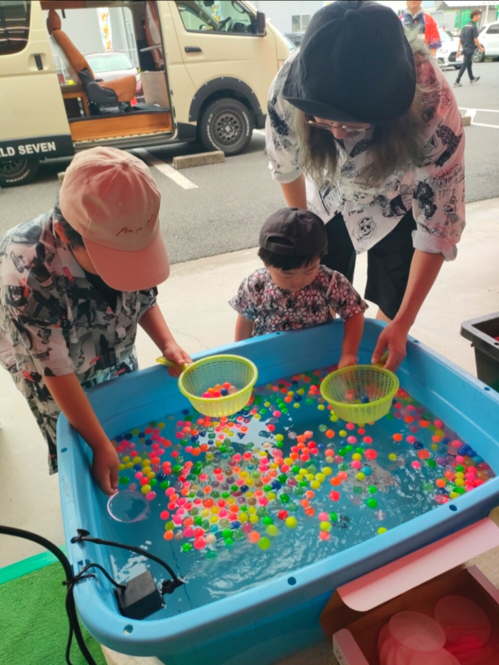 ブラック系のサンダル、グレー系のセットアップ、グレー系のキャップを着用したキッズの夏コーディネートの4枚目の写真