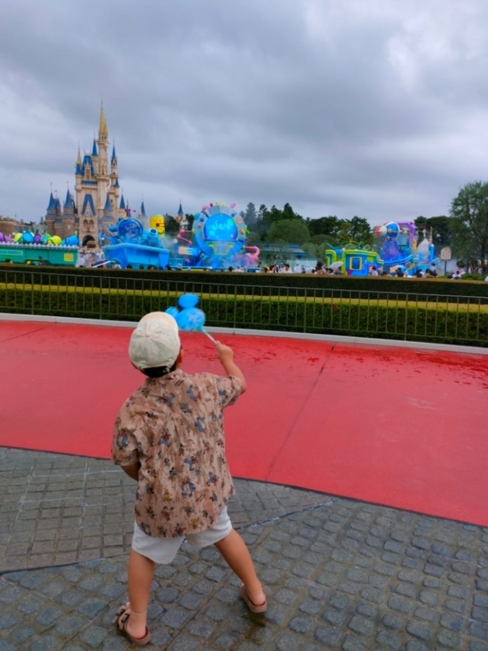 ブラウン系のシャツ/ブラウス、ベージュ系のパンツ、ブラウン系のサンダルを着用したキッズの秋コーディネートの2枚目の写真