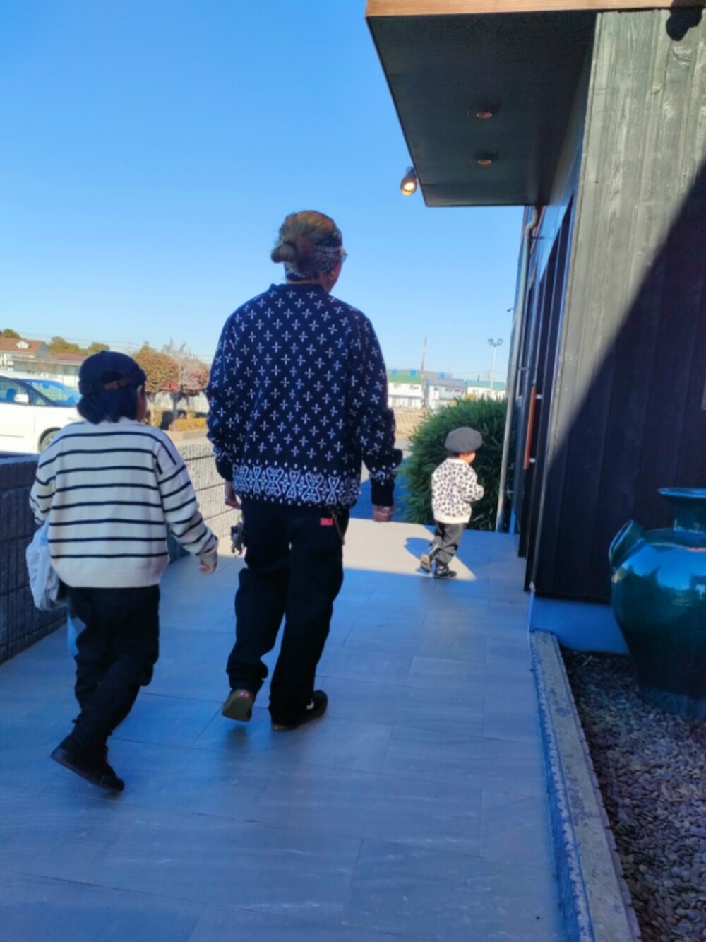 ブラック系のパンツ、ブラック系のブーツ、グレー系のバックパック/リュックを着用したキッズの冬コーディネートの4枚目の写真