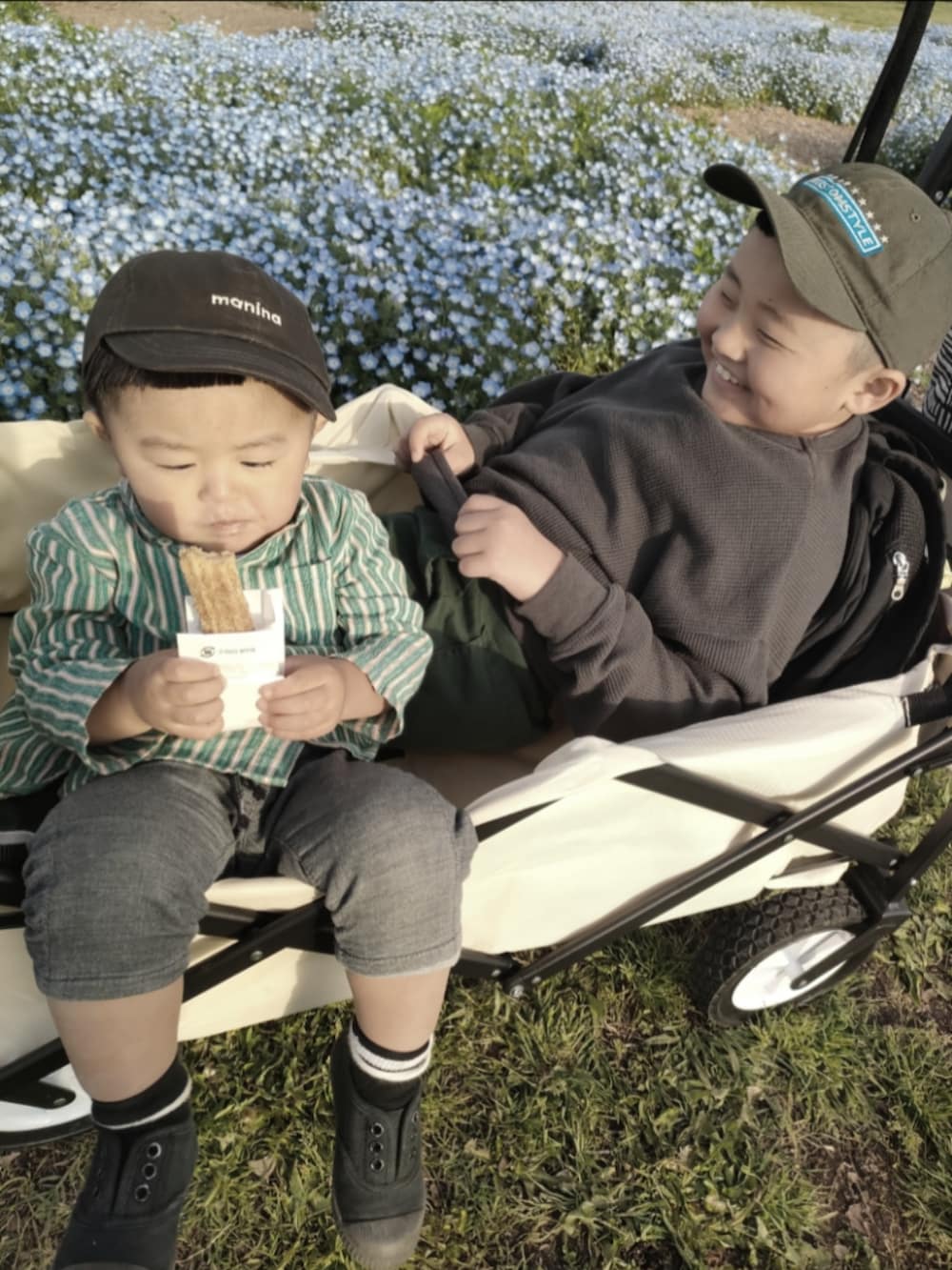 グリーン系のシャツ/ブラウス、グレー系のパンツ、グレー系のTシャツ/カットソーを着用したキッズの春コーディネートの2枚目の写真