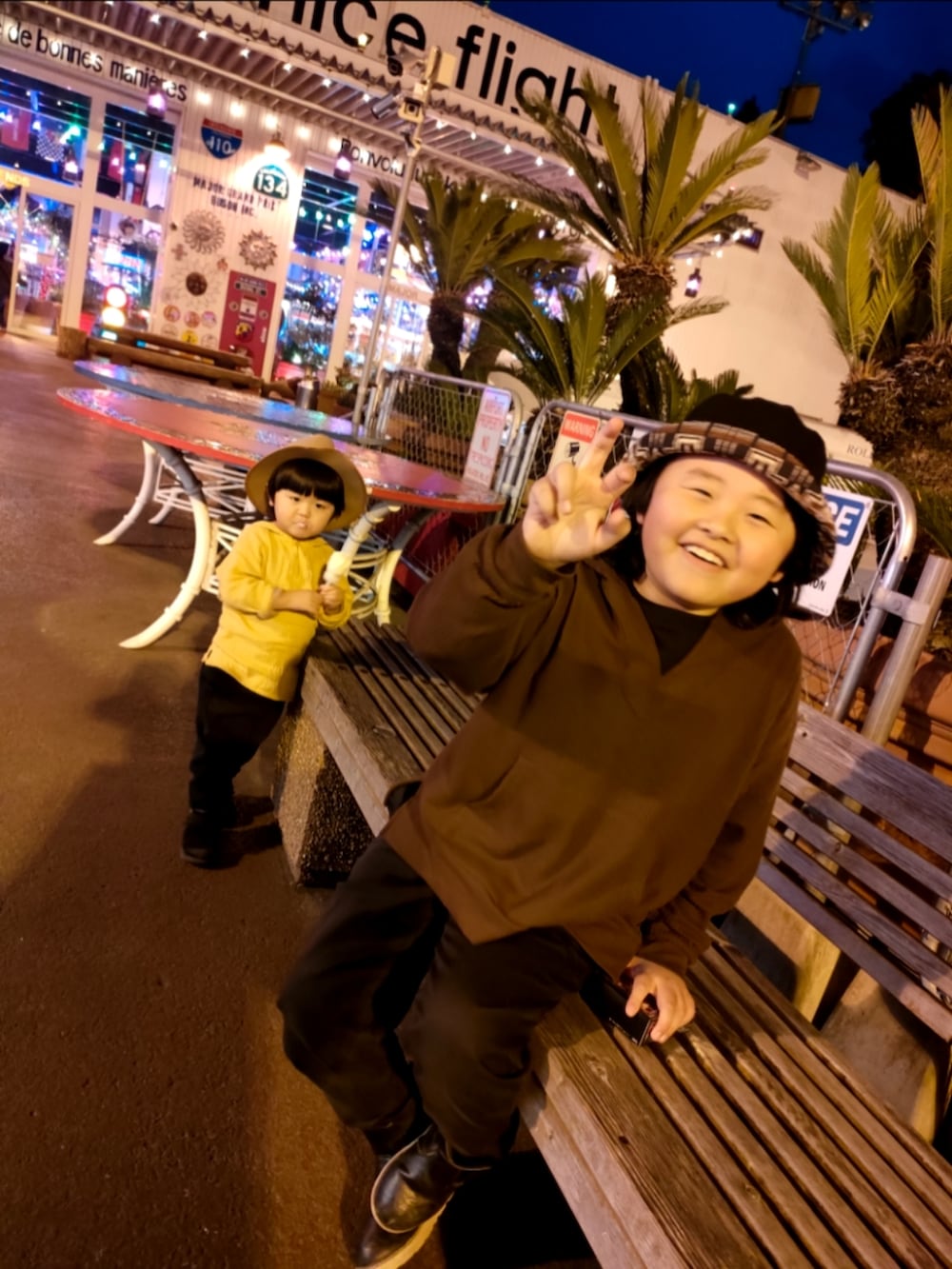 ブラウン系のパーカー、ブラック系のパンツ、ブラック系のブーツを着用したキッズの春コーディネートの4枚目の写真