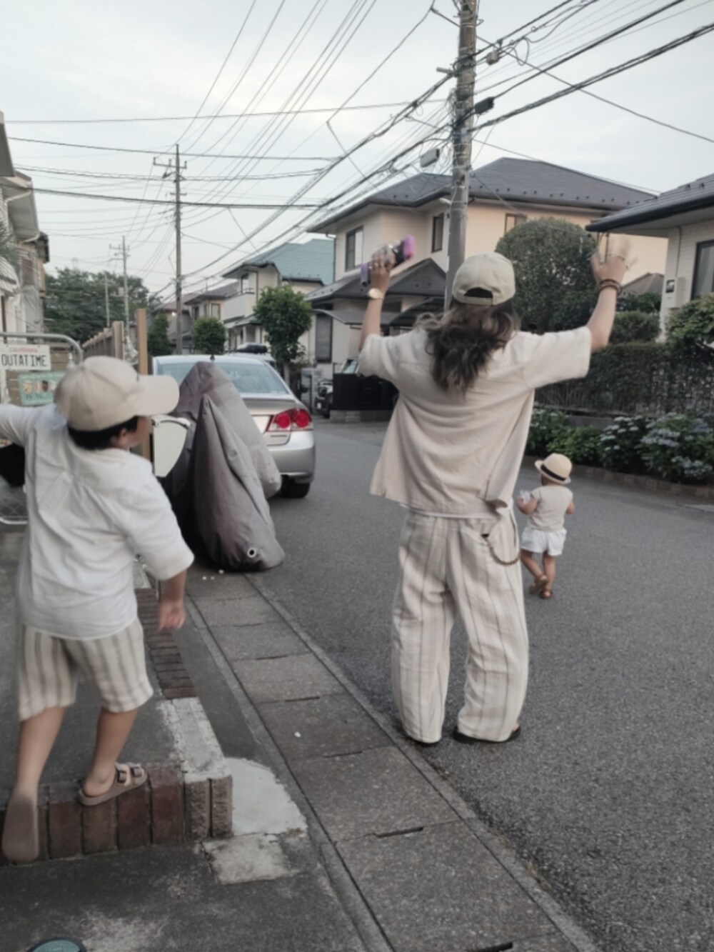 ホワイト系のベスト、ブラウン系のサンダル、ホワイト系のシャツ/ブラウスを着用したキッズの夏コーディネートの3枚目の写真