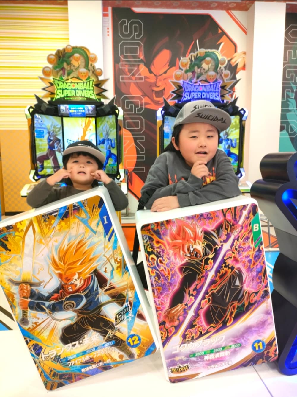 グレー系のTシャツ/カットソー、ブラック系のその他パンツ、グレー系のスウェットを着用したキッズの春コーディネートの2枚目の写真