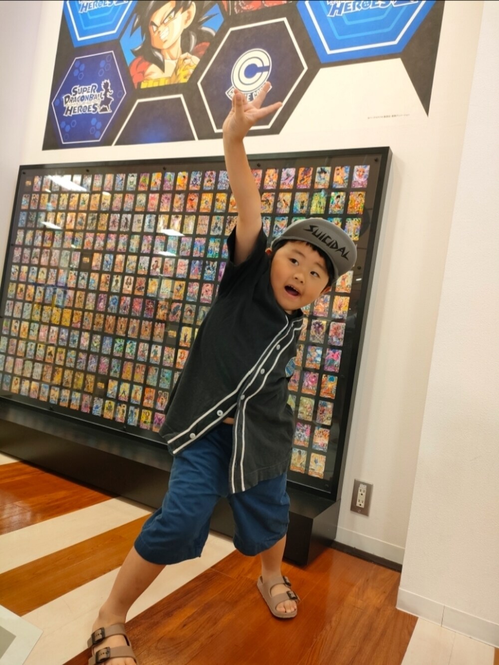 ブラック系のシャツ/ブラウス、ブルー系のパンツ、ブルー系のシャツ/ブラウスを着用したキッズの夏コーディネートの2枚目の写真