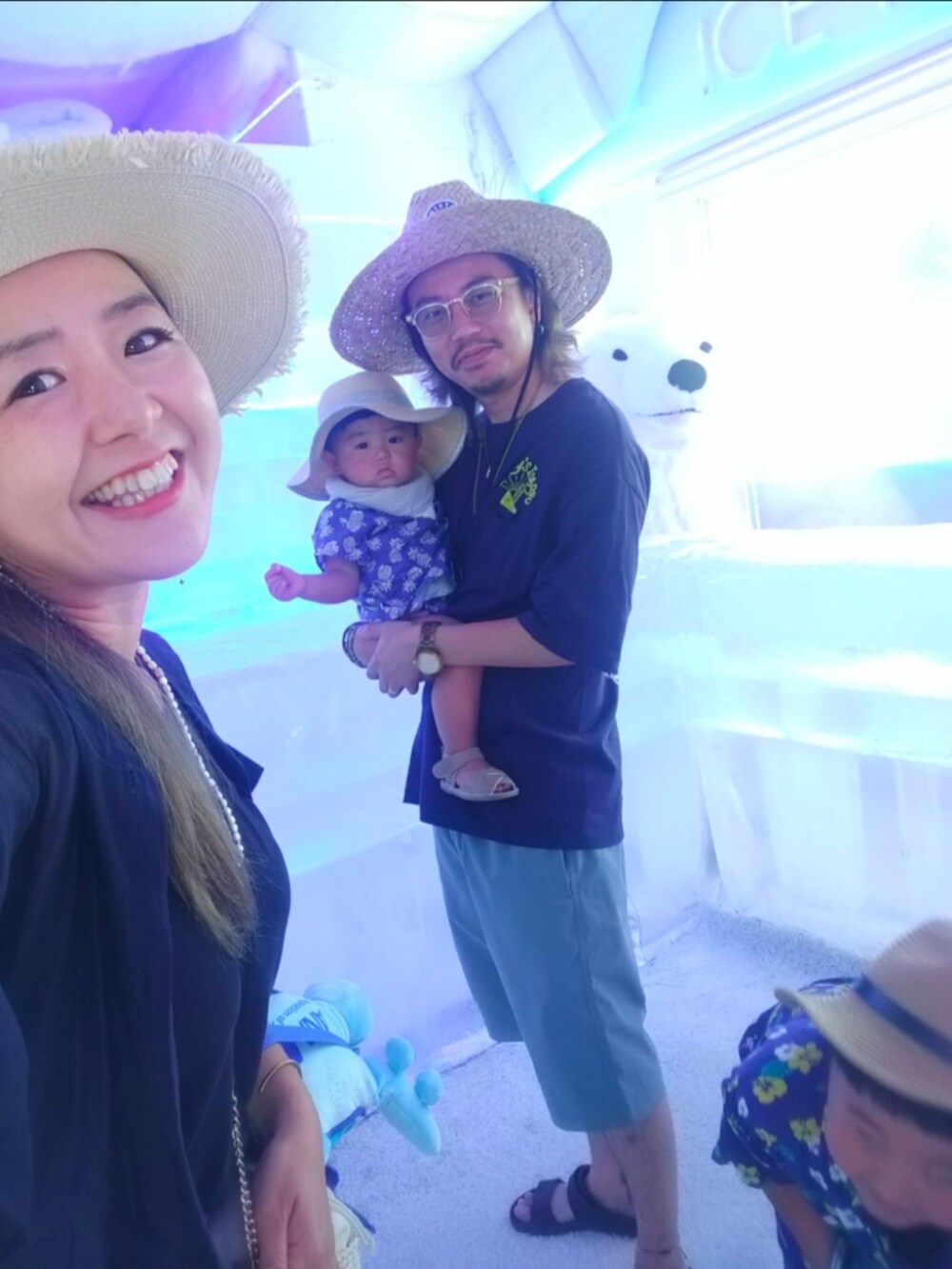 ブルー系のシャツ/ブラウス、ブルー系のその他パンツ、ベージュ系のスーツケース/キャリーバッグを着用したキッズの夏コーディネートの5枚目の写真