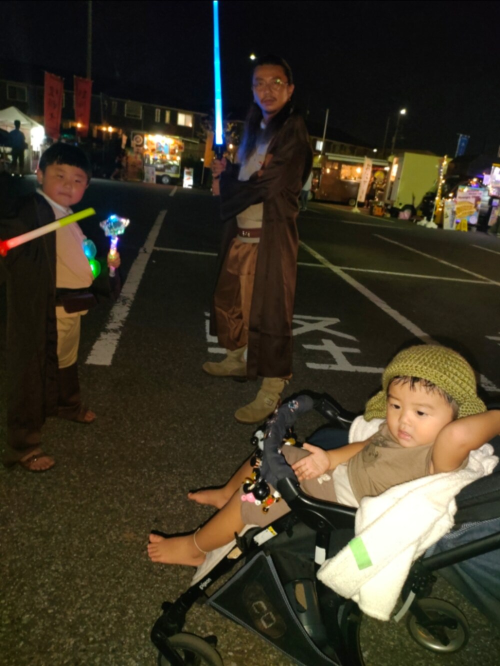 ブラウン系のパンツ、ブラウン系のサンダル、ブラウン系のママ＆ベビーを着用したキッズの秋コーディネートの5枚目の写真