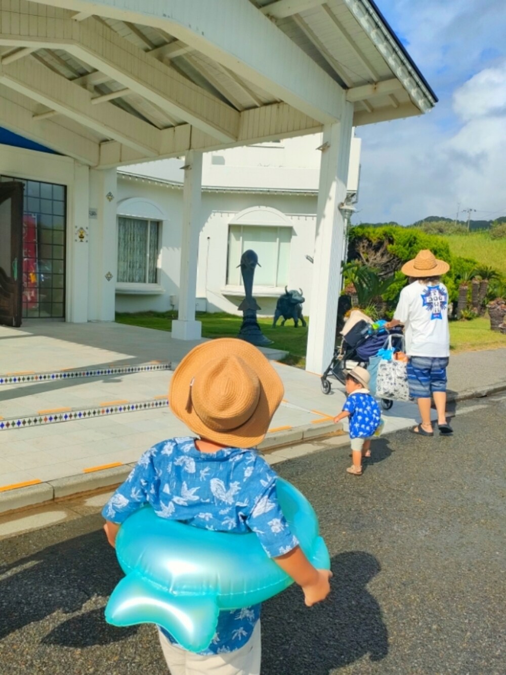 ホワイト系のパンツ、ブラック系のサンダル、ブルー系のシャツ/ブラウスを着用したキッズの秋コーディネートの3枚目の写真