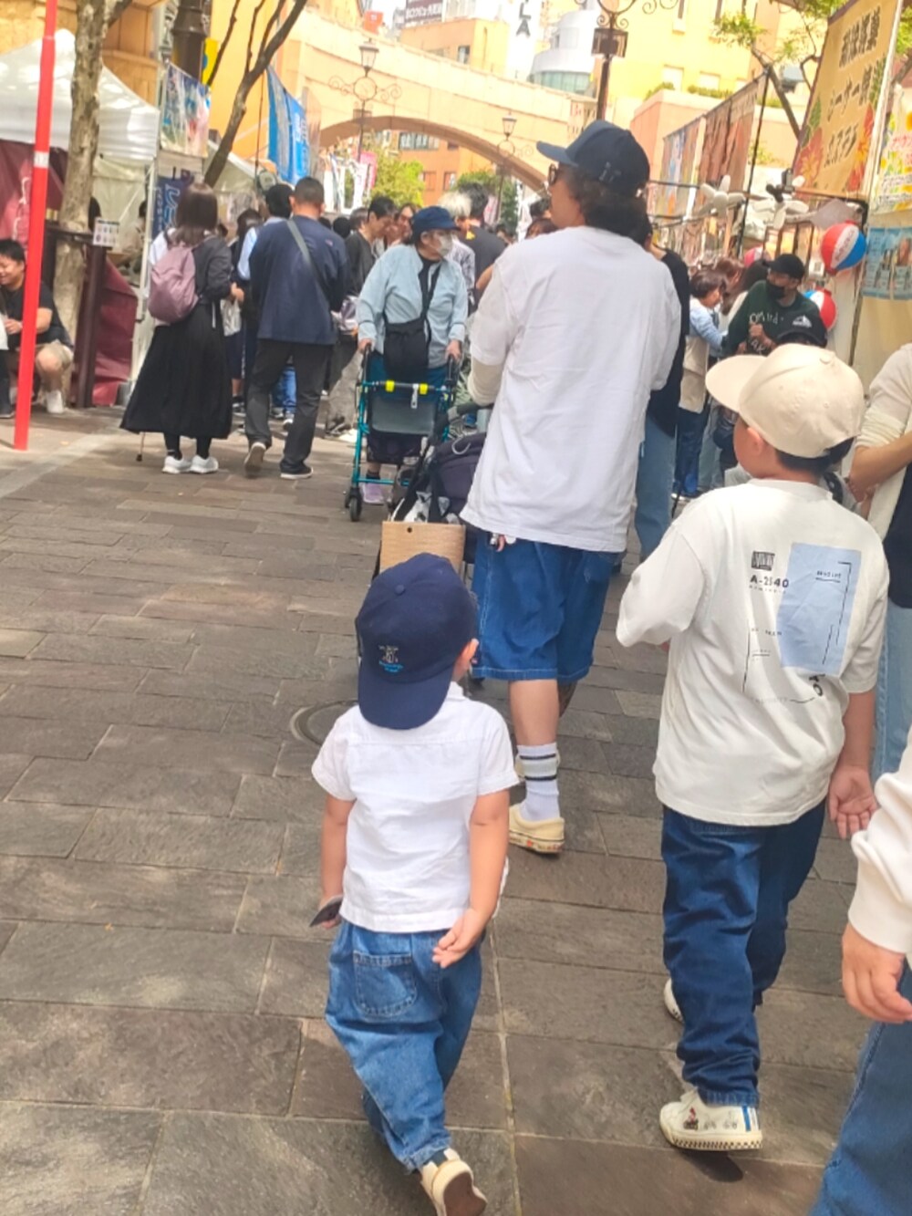 ホワイト系のTシャツ/カットソー、ブルー系のデニムパンツ、ホワイト系のスニーカーを着用したキッズの春コーディネートの4枚目の写真